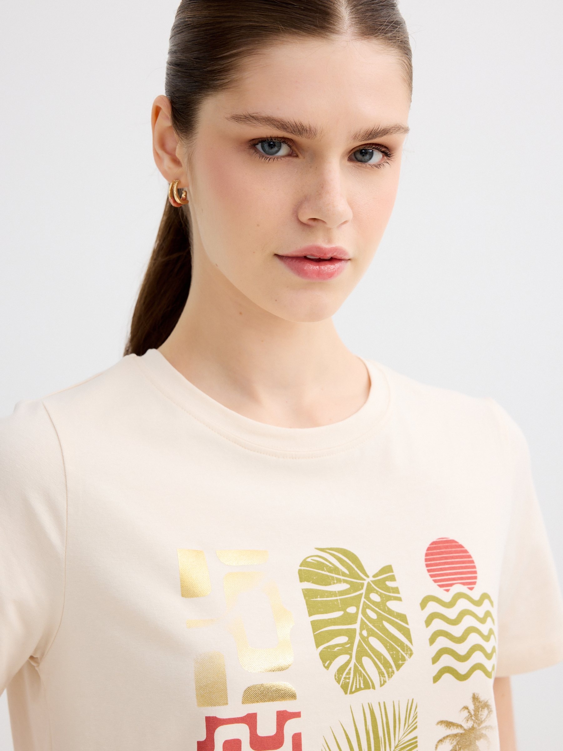 Camiseta print tropical blanco roto vista media frontal