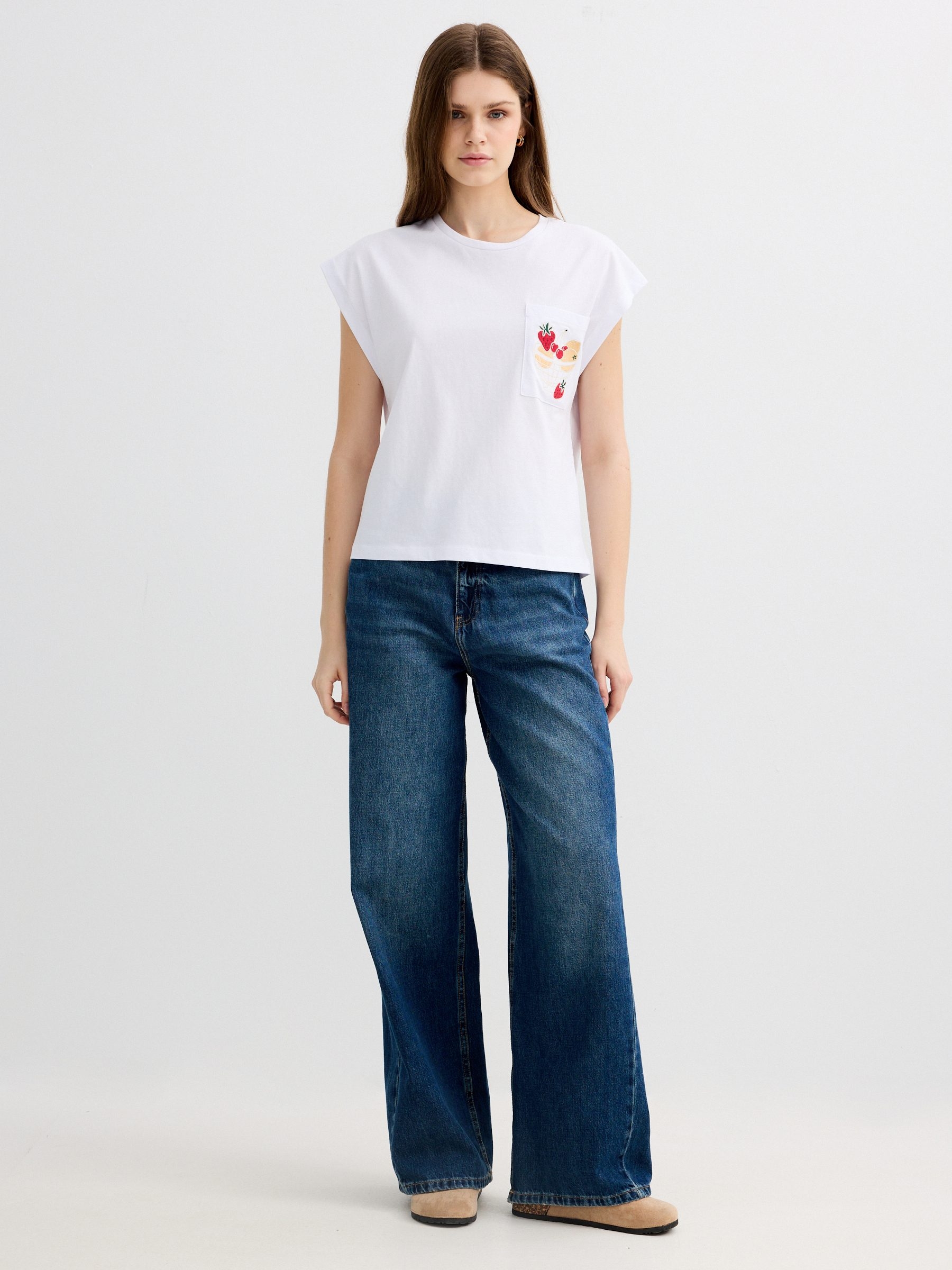 Camiseta sisa bordado fruta blanco vista media frontal