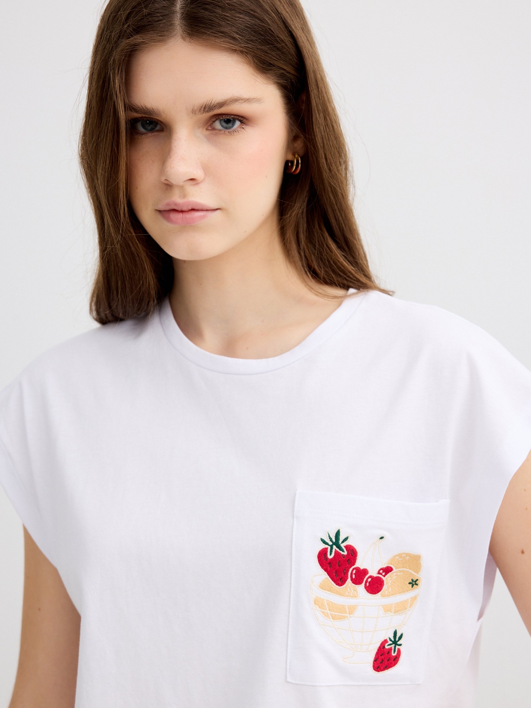 Sleeveless T-shirt with fruit embroidery white middle front view