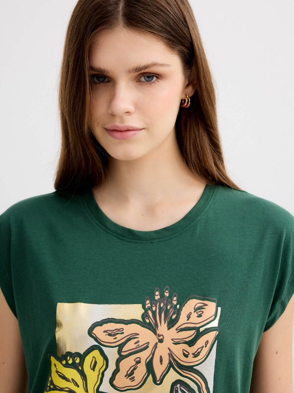 Camiseta flores algodão verde escuro vista detalhe