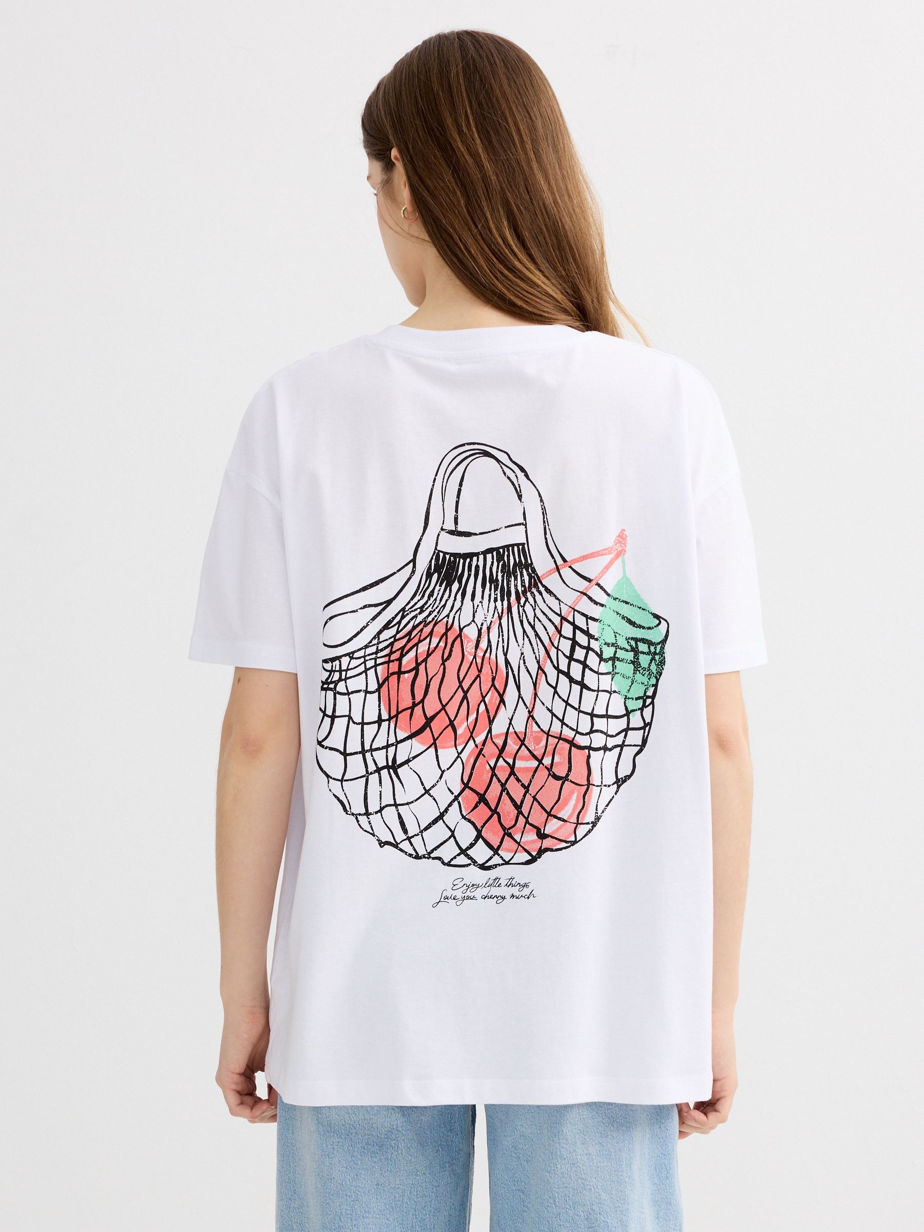 Camiseta oversize cereja branco vista meia frontal