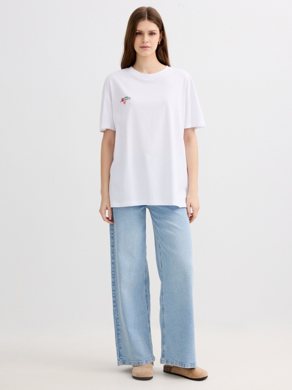 Camiseta oversize cereja branco vista geral frontal