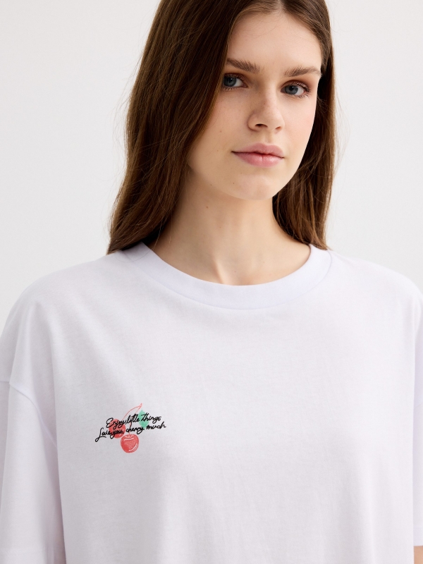 Camiseta oversize cereja branco vista detalhe