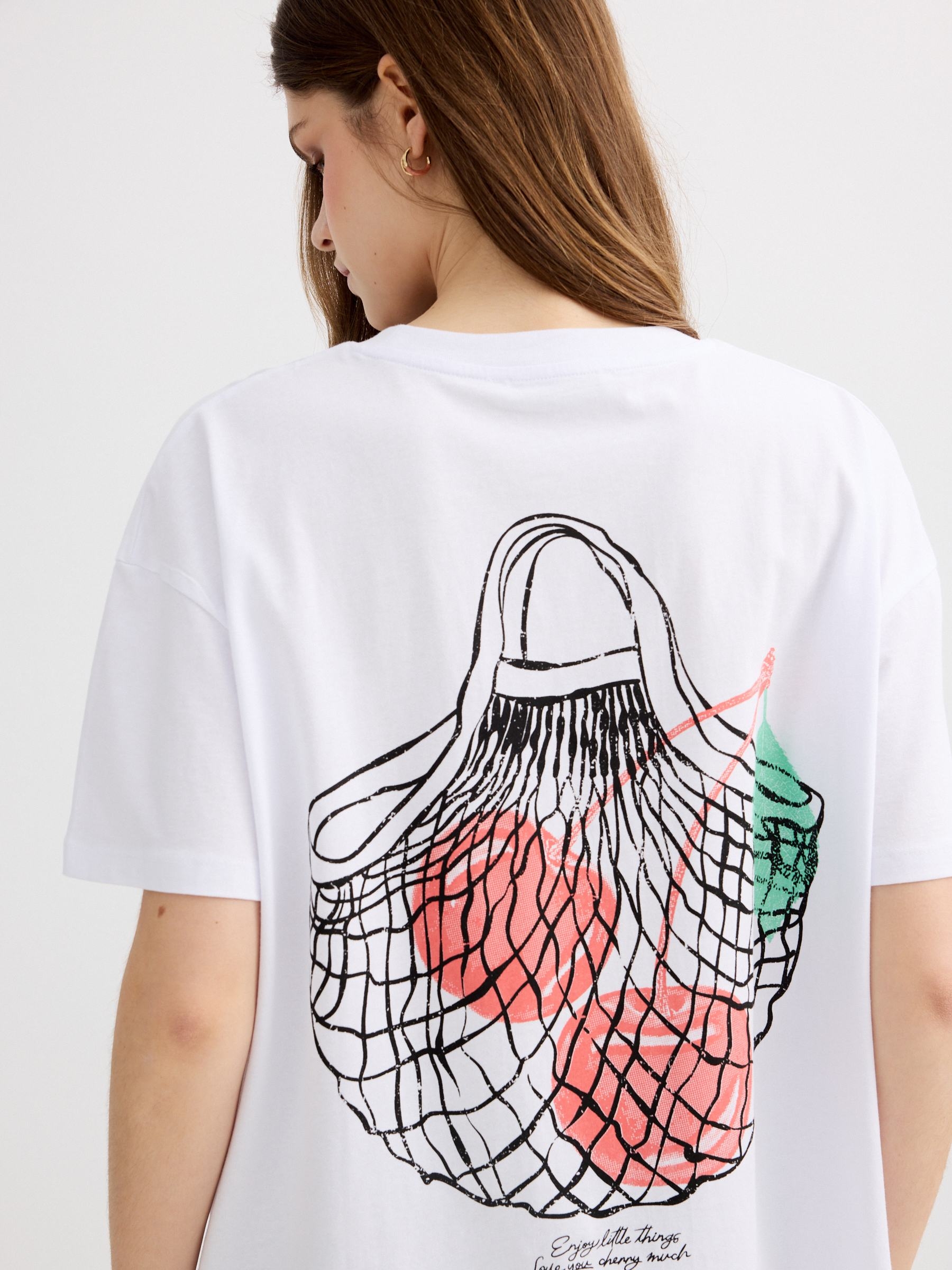 Camiseta oversize cereja branco vista meia frontal