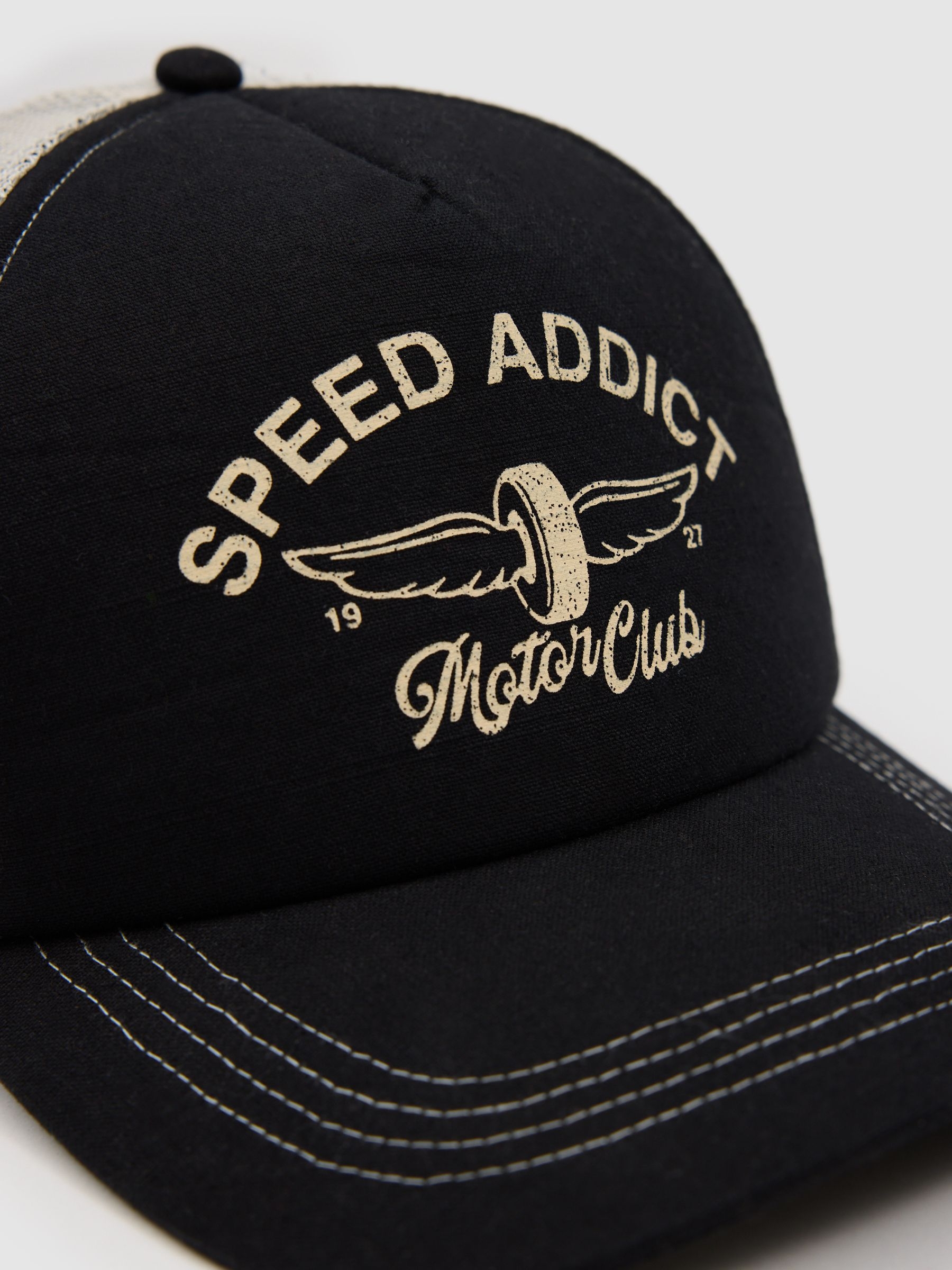 Boné trucker estampado speed addict bege vista lateral frontal 45º