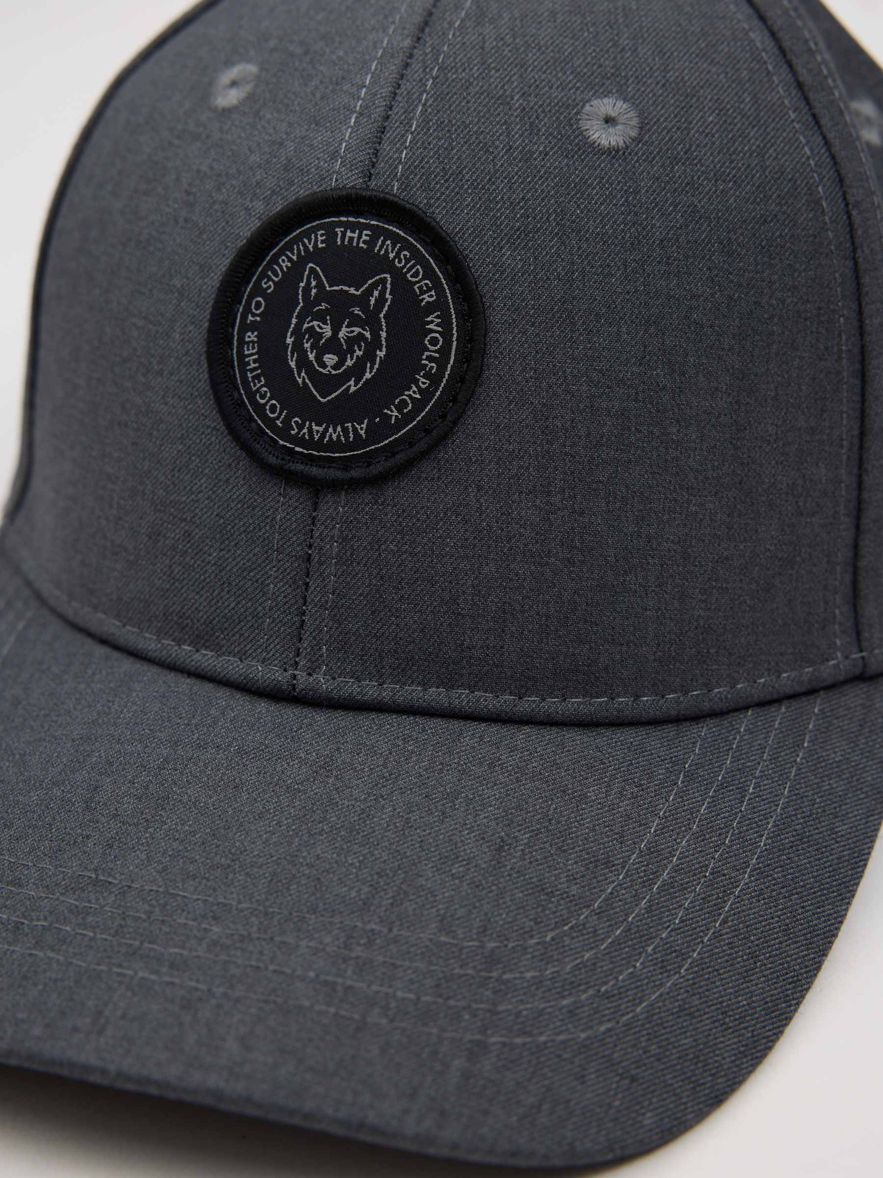 Boné de beisebol com logo cinza vista lateral frontal 45º