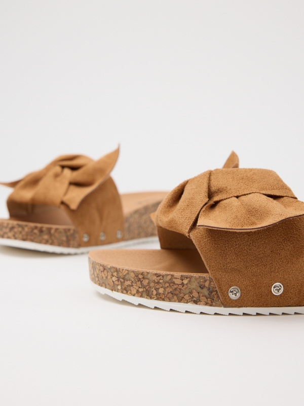 Wedge shovel wedge loop strip taupe detail view