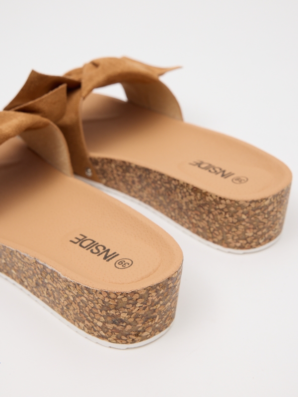 Wedge shovel wedge loop strip taupe detail view