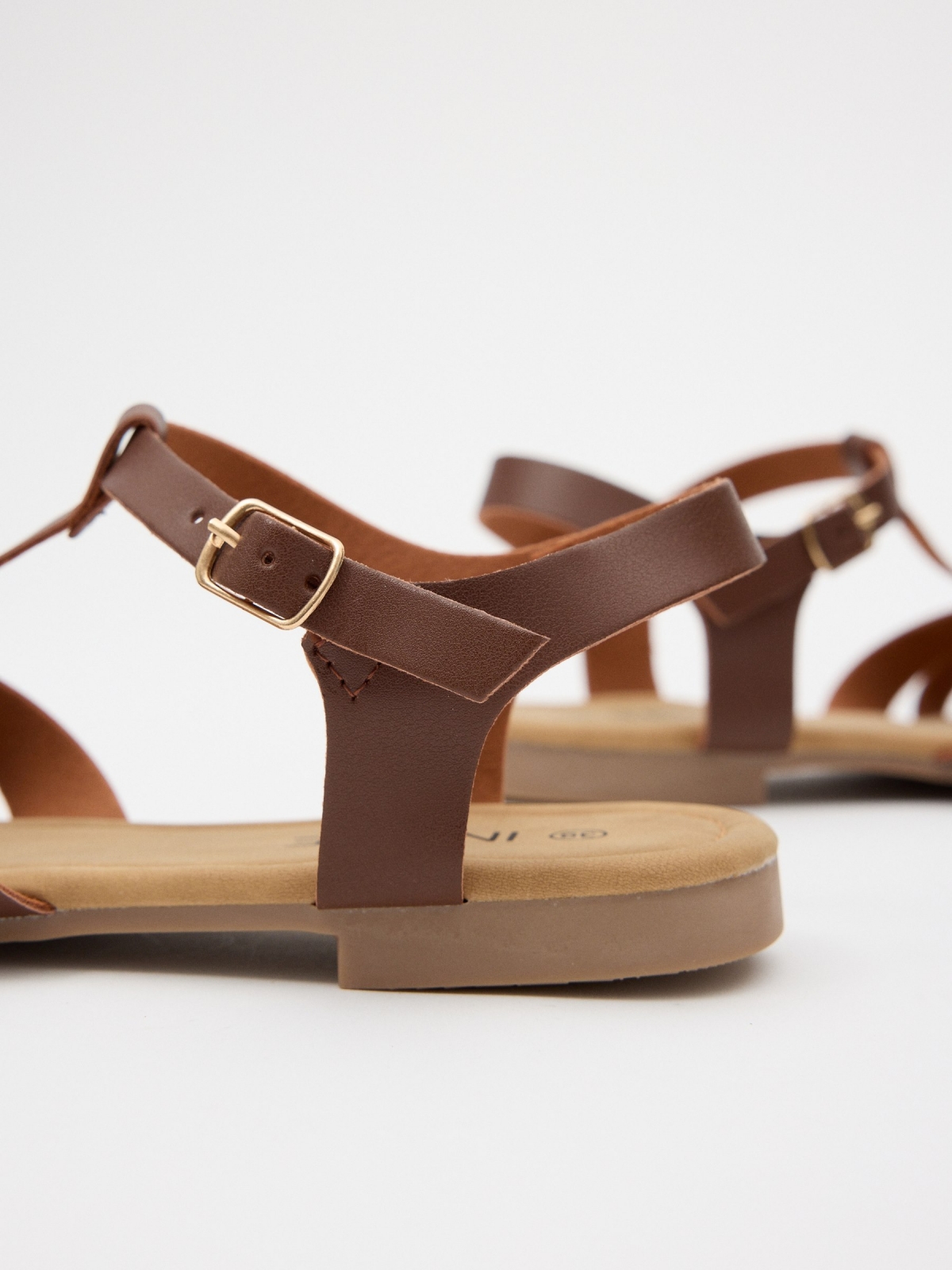 Sandals with crossed straps earth brown detail view