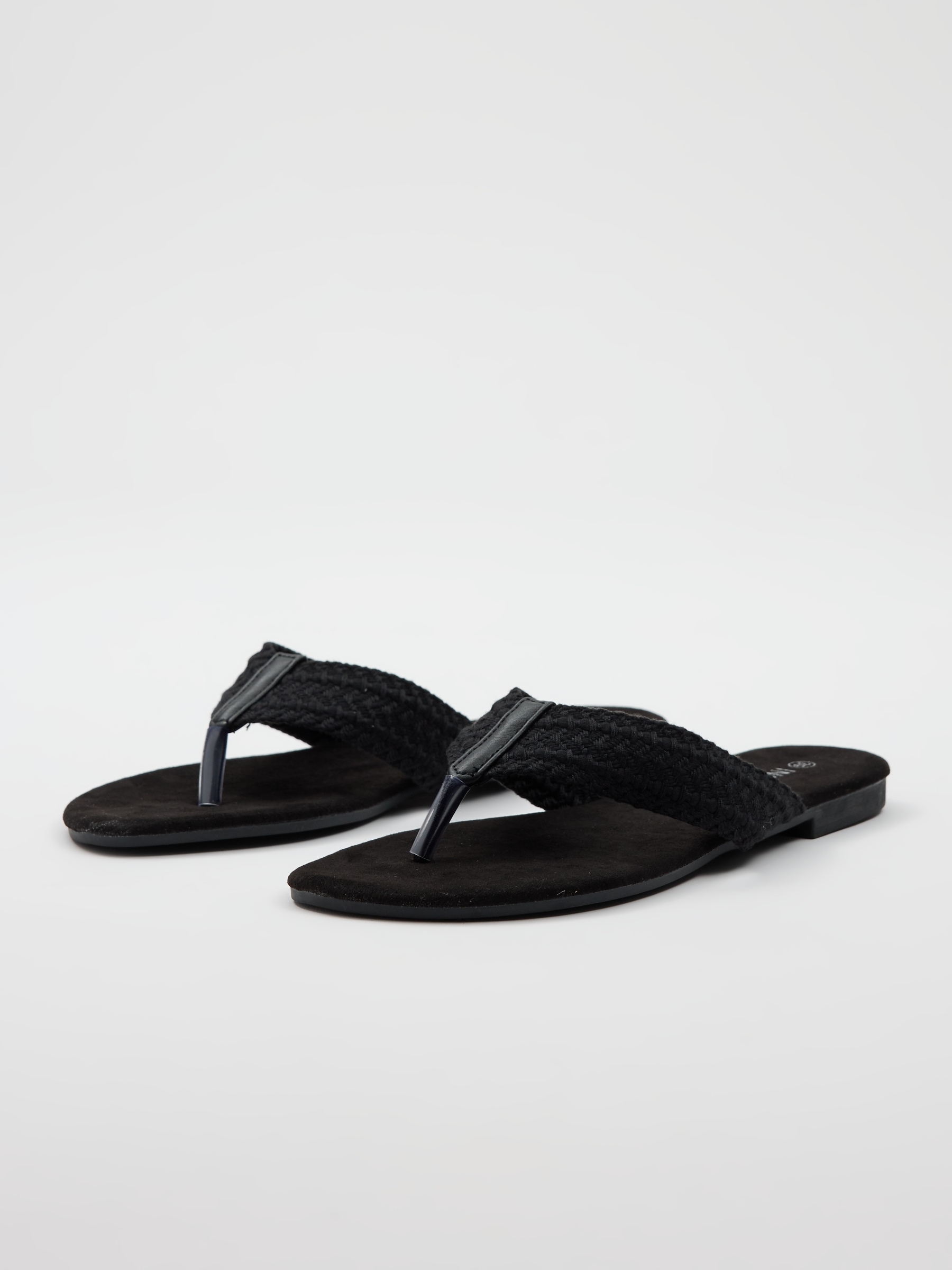 Embroidered toe sandal black