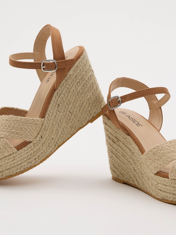 Basic jute cross wedge sand detail view