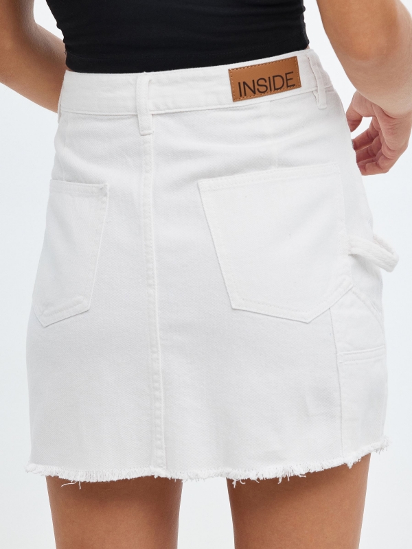 Falda denim con bajo deflecado blanco vista detalle