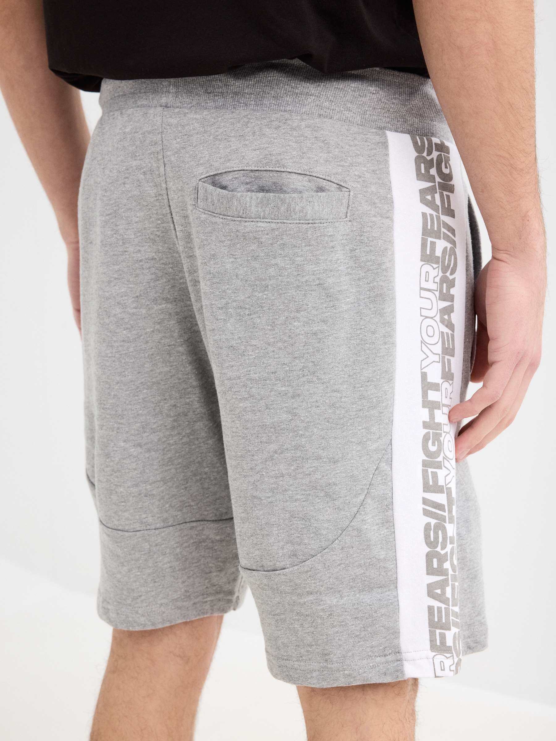 Bermuda jogger con texto