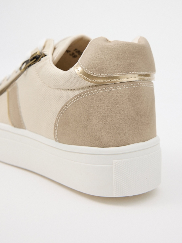 Tênis de plataforma casual areia vista detalhe