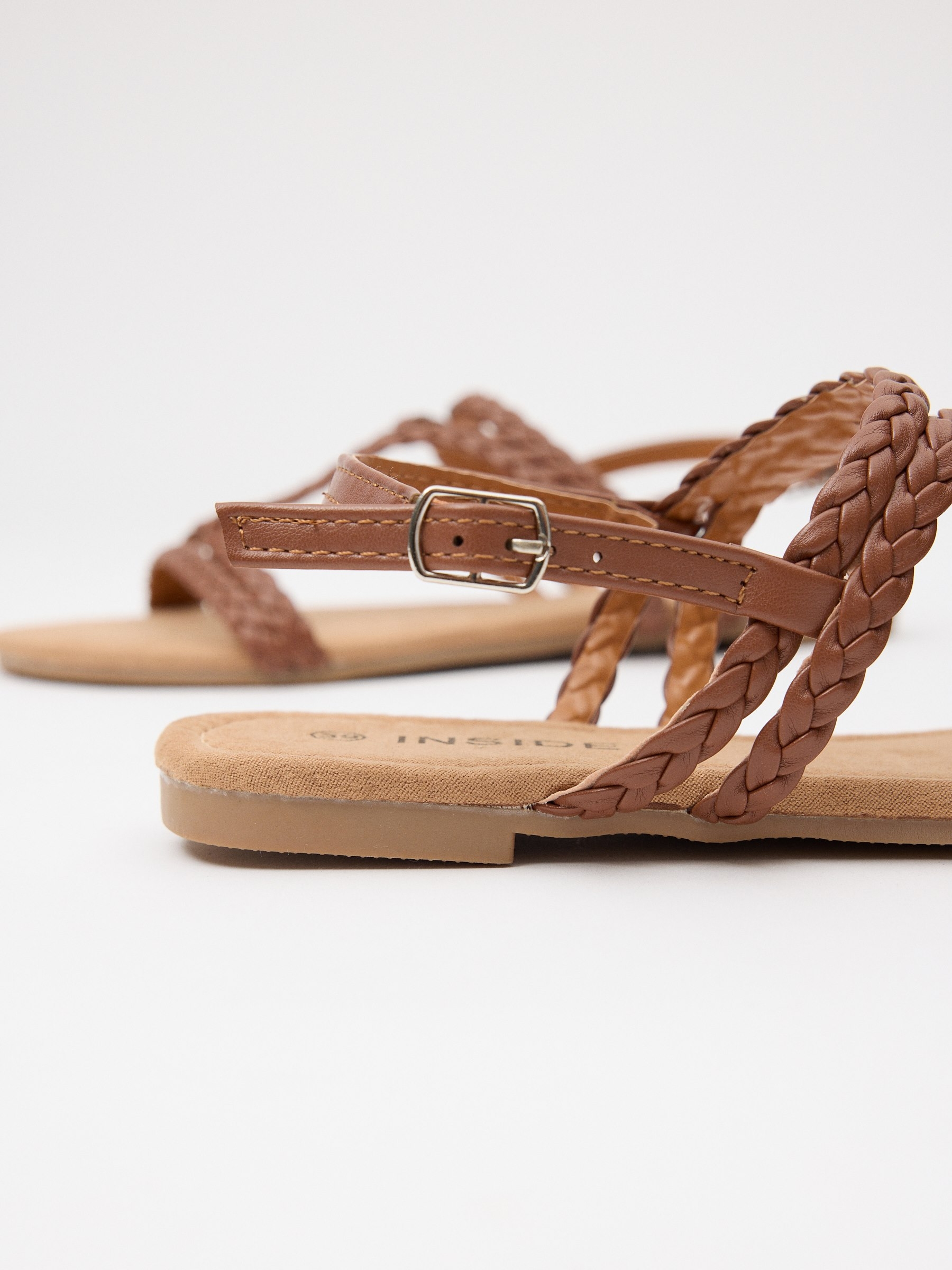 Sandalias de tiras de trenzas cruzadas marrón tierra