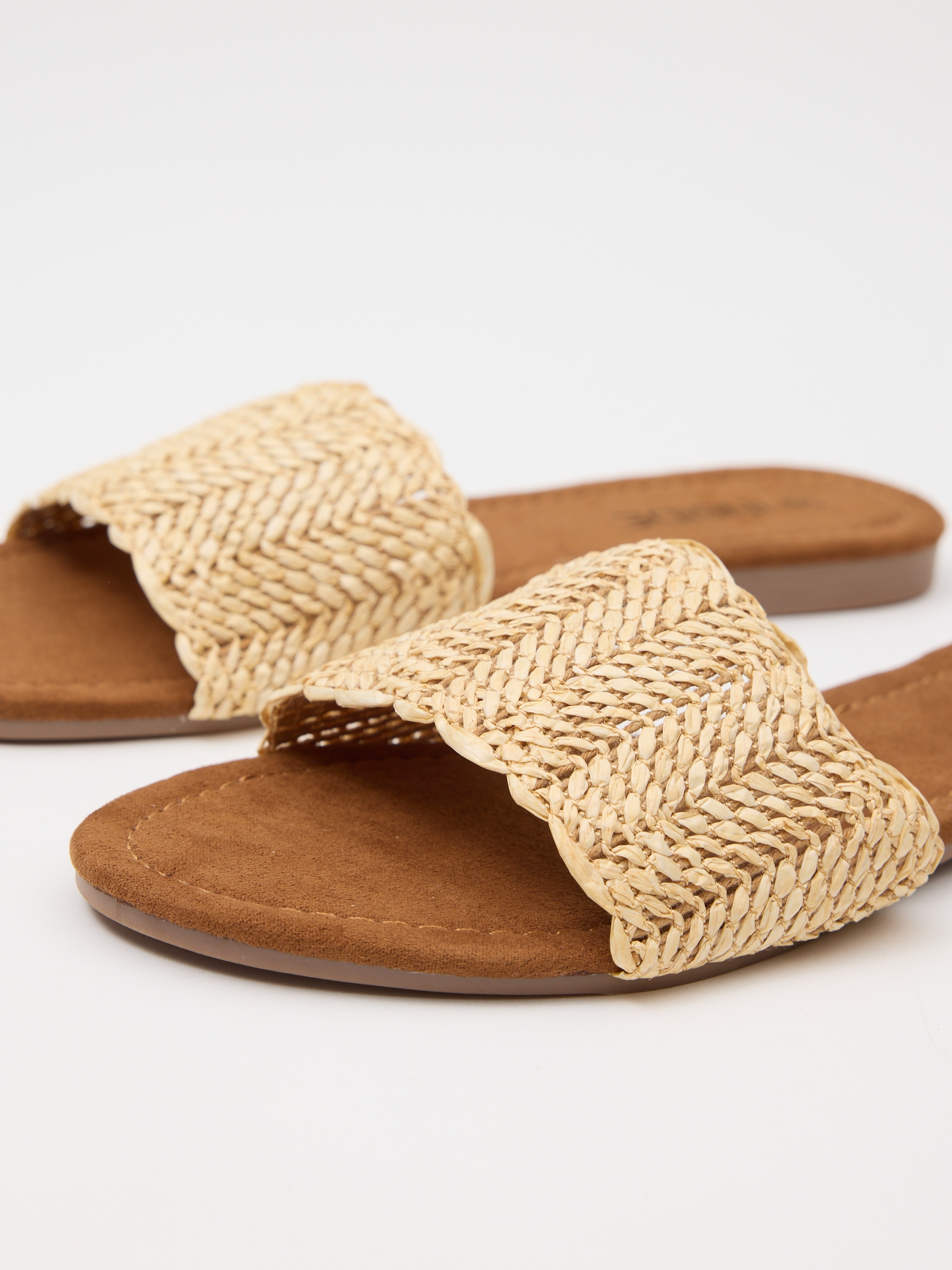 Intertwined raffia bangle sand