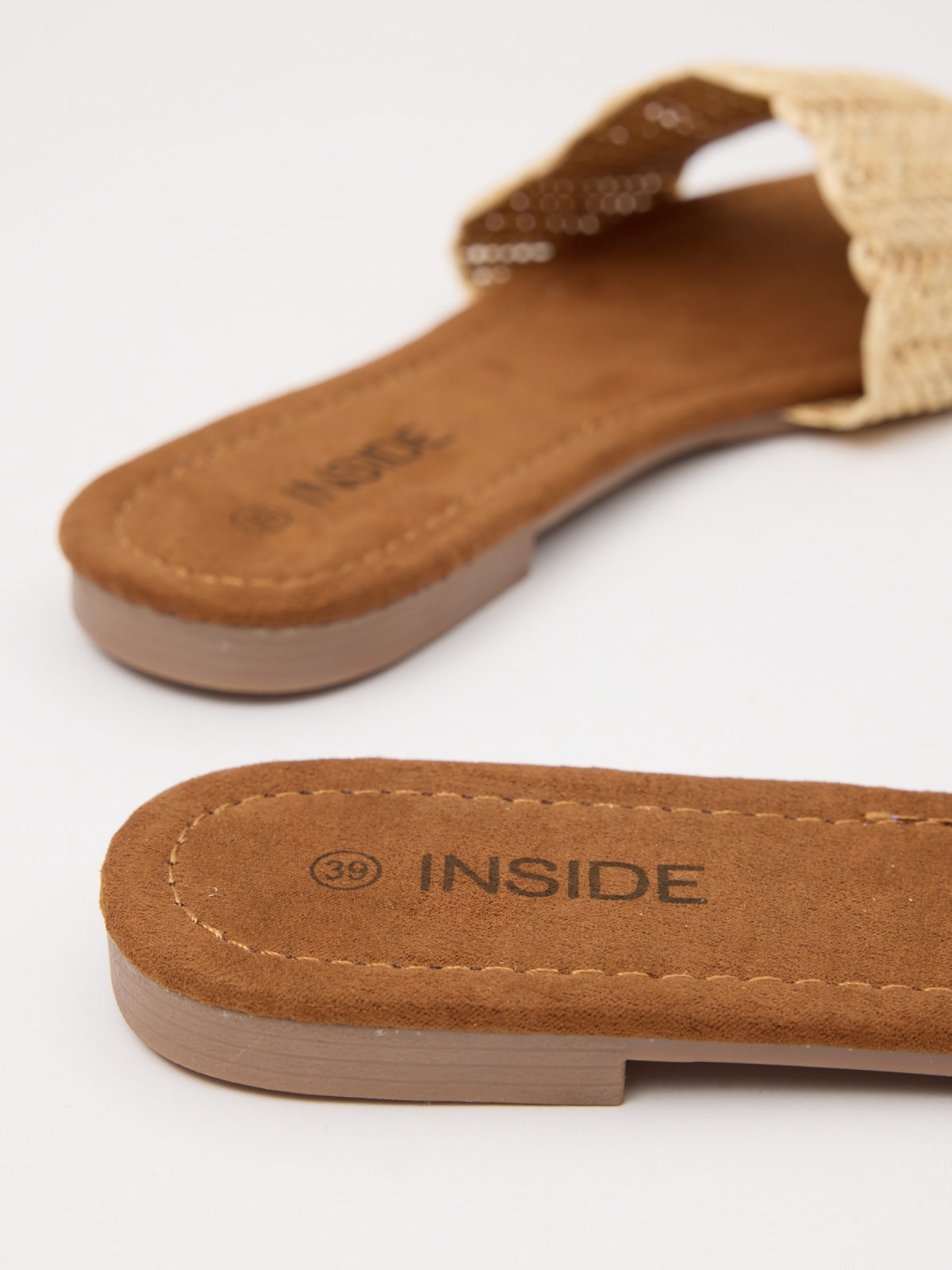 Esclava rafia entrelazada arena vista detalle