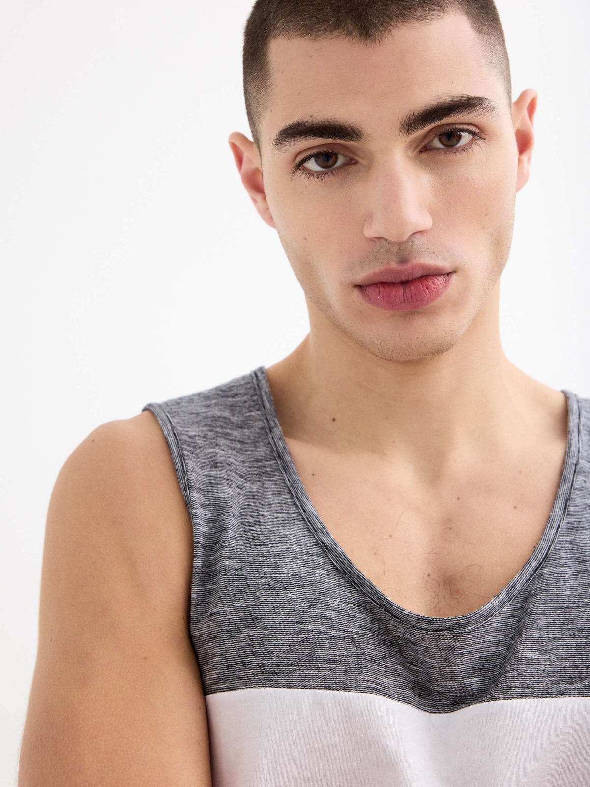 T-shirt de camuflagem combinada preto vista detalhe