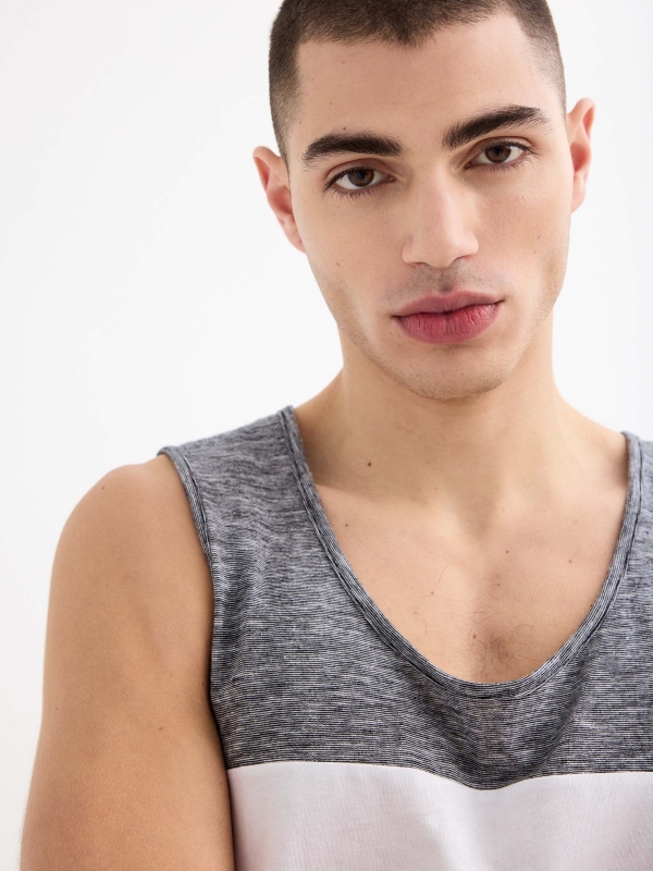 T-shirt de camuflagem combinada preto vista detalhe