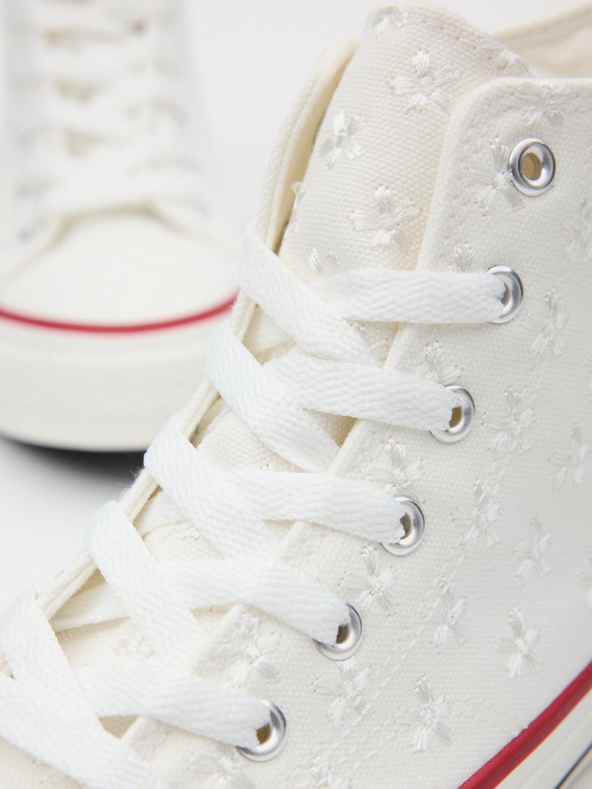 Tela de bota casual de sapatilha branco vista detalhe