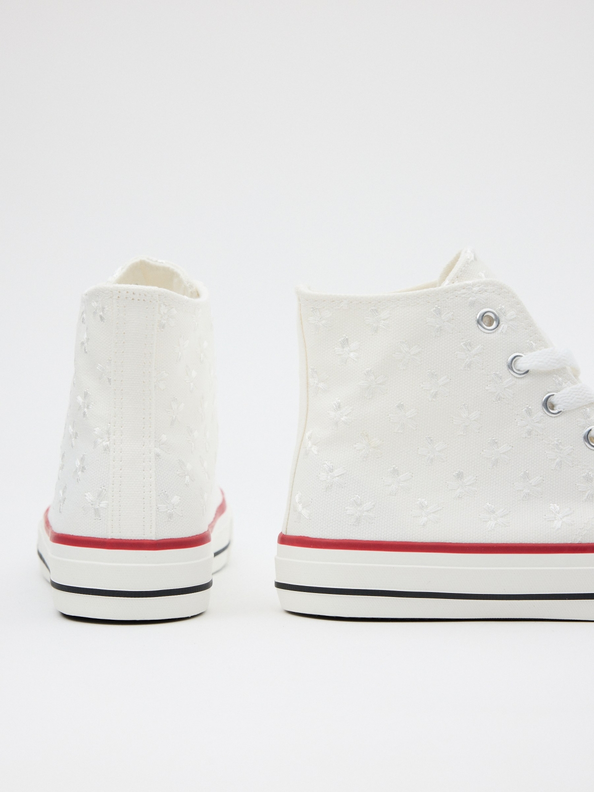 Tela de bota casual de sapatilha branco vista detalhe