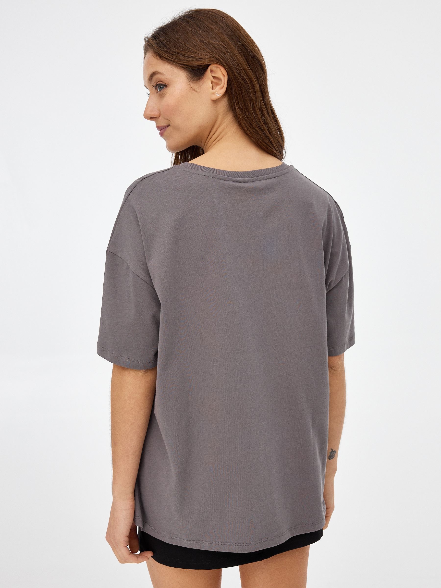 Camiseta Sasuke gris oscuro vista media frontal