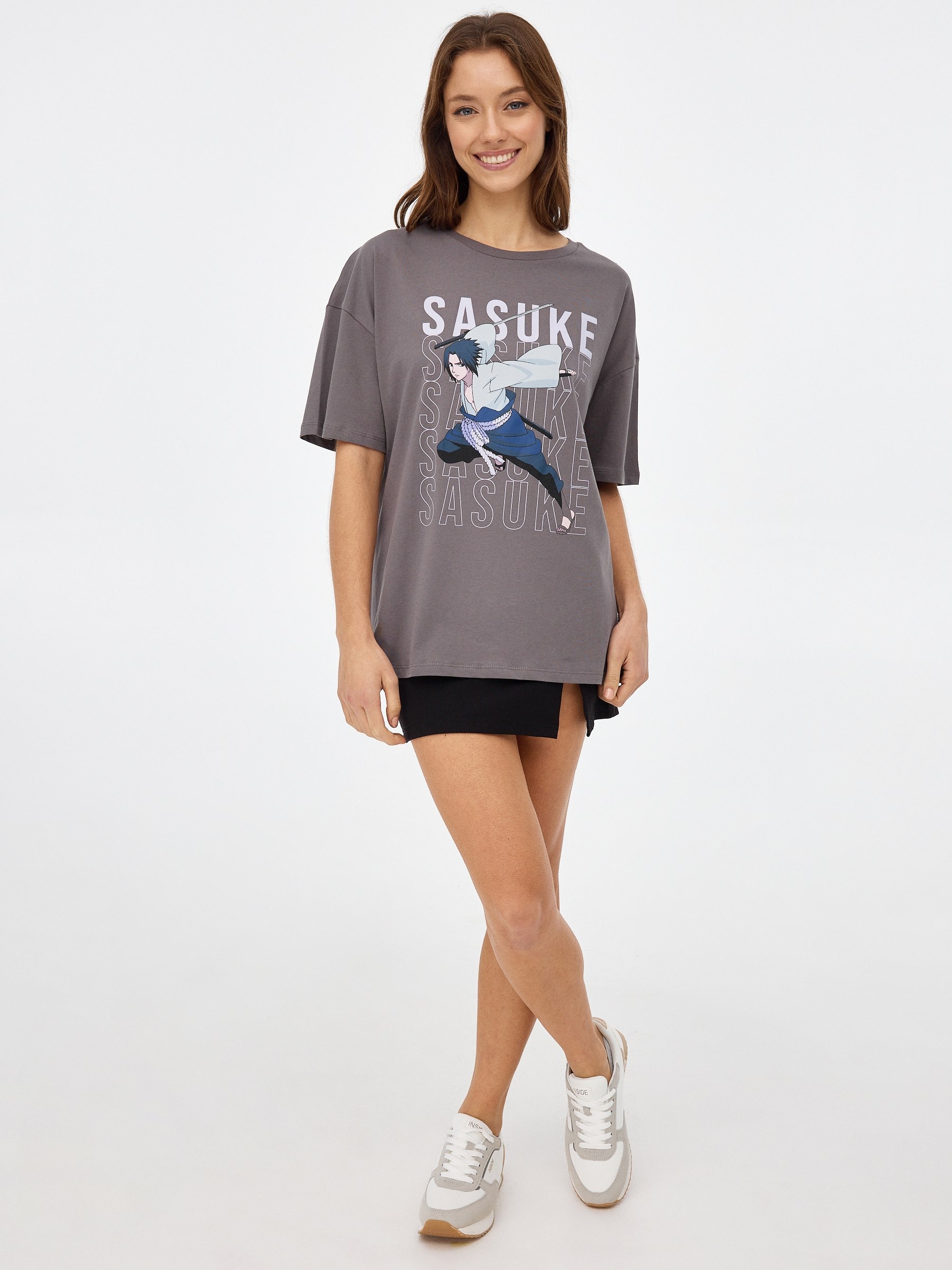 Camiseta Sasuke gris oscuro vista media frontal