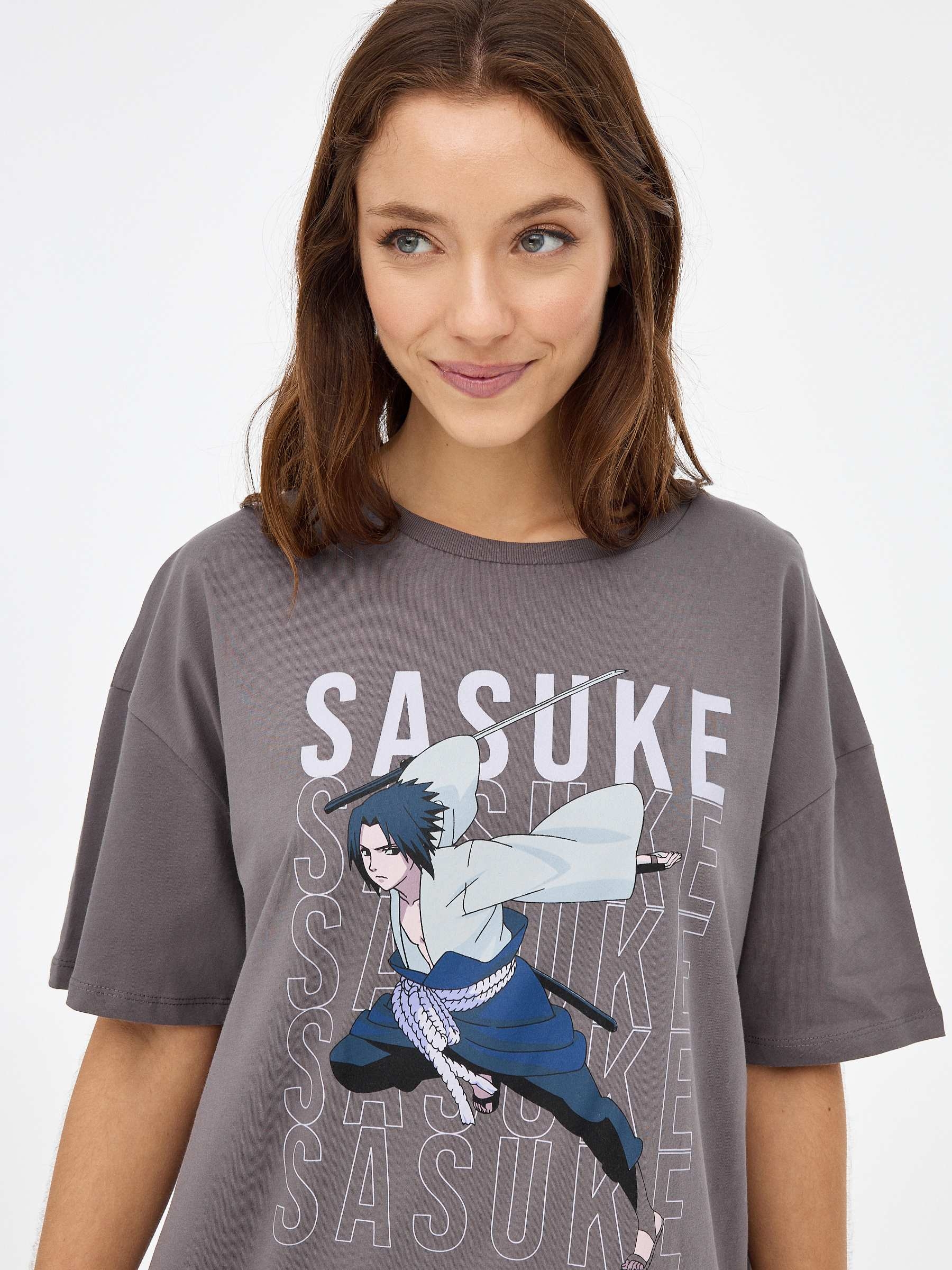 Camiseta Sasuke gris oscuro vista media frontal