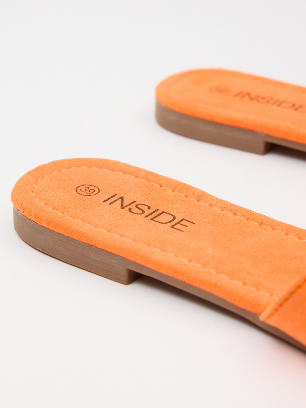 Sandália com corrente pêssego vista detalhe