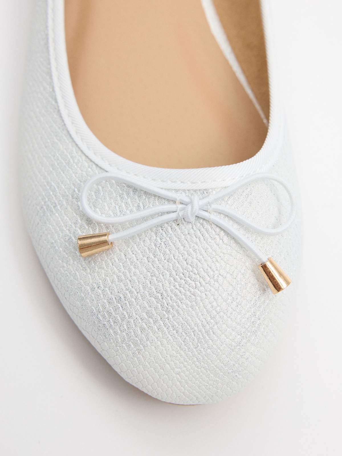 Bailarina efecto piel de serpiente blanco vista detalle