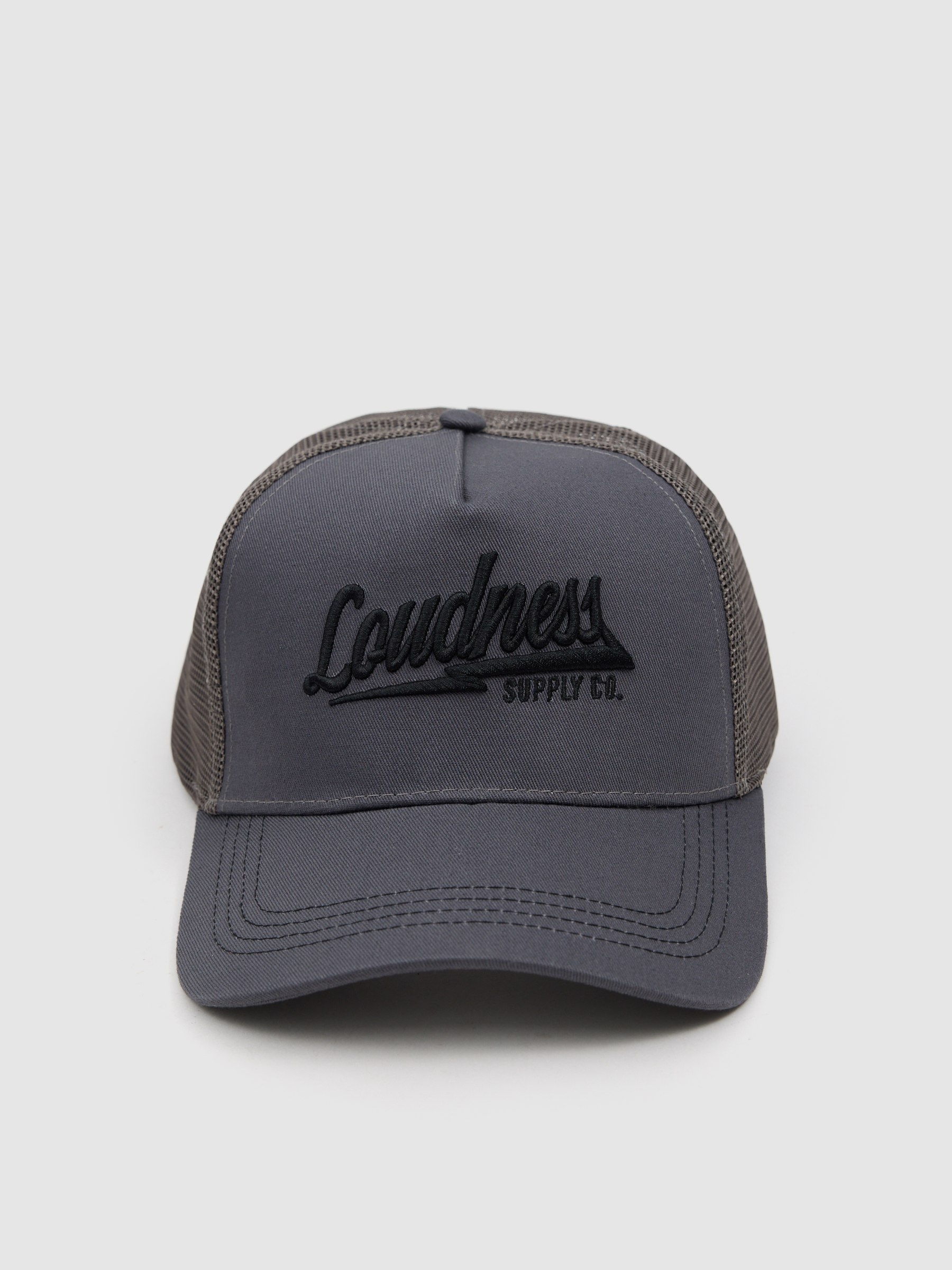 Gorra trucker bordado gris vista lateral frontal 45º