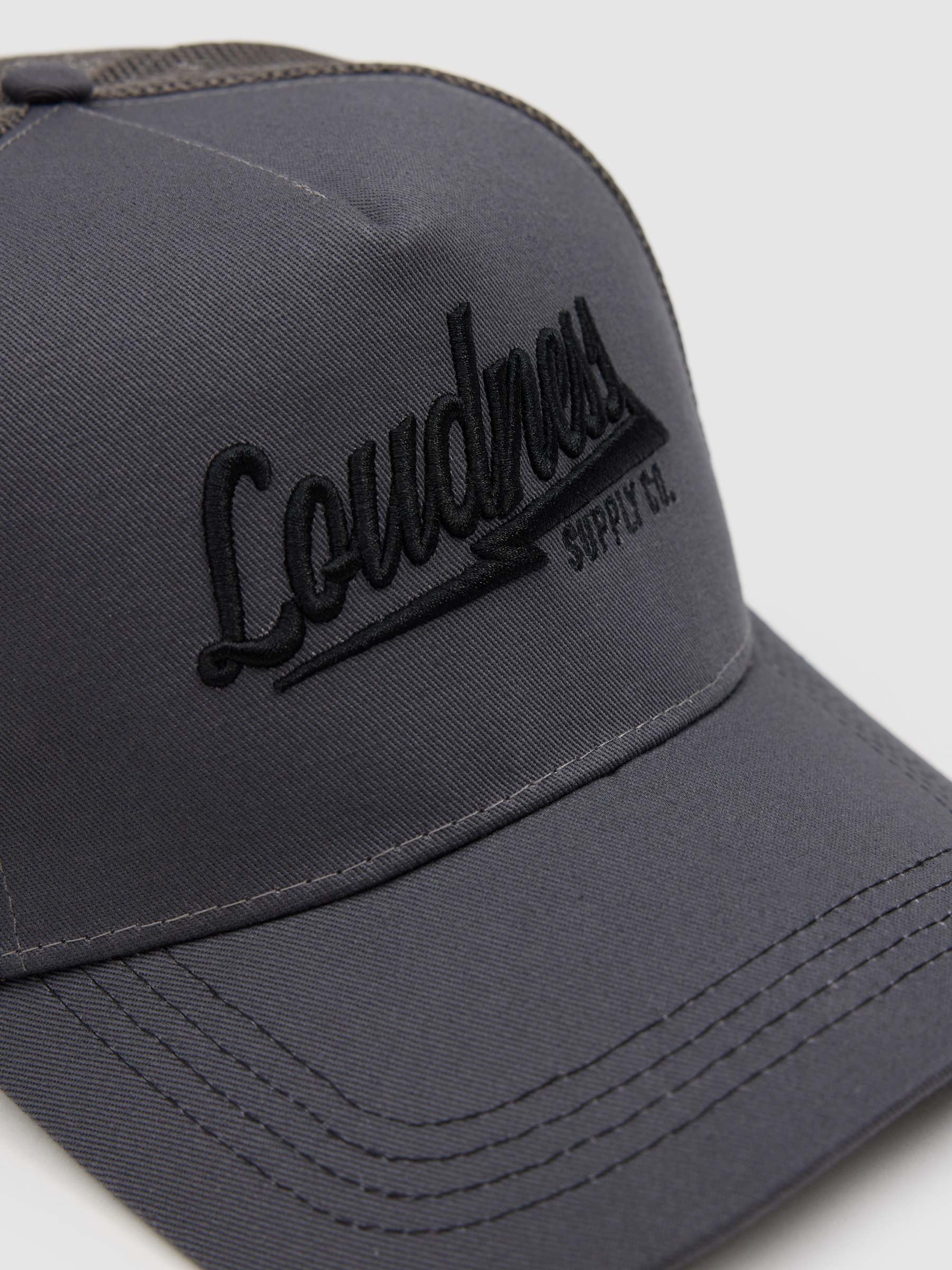 Gorra trucker bordado gris vista lateral frontal 45º