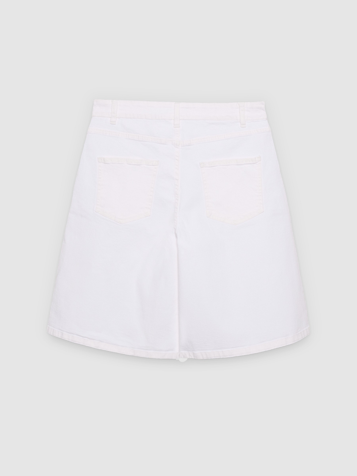 Flowy high-waisted bermuda shorts with pleats white back view