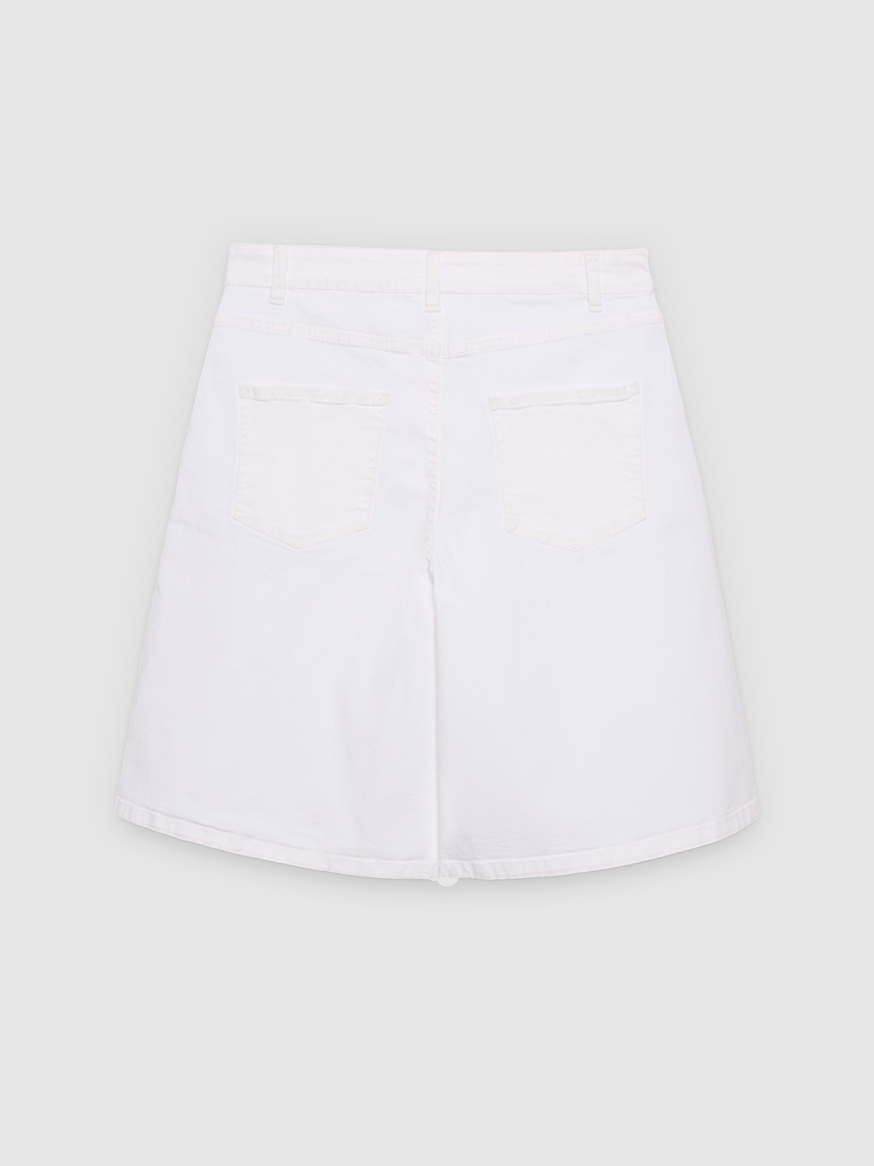 %Pto% Flowy high-waisted bermuda shorts with pleats white front view