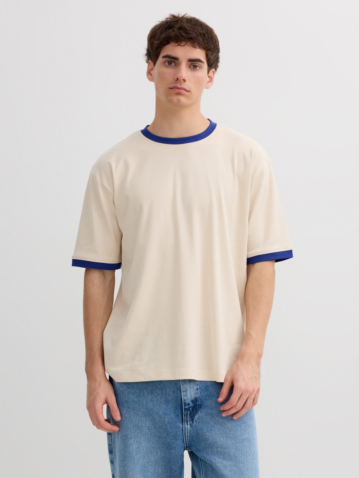 Camiseta Básica Gola Redonda crua vista meia frontal