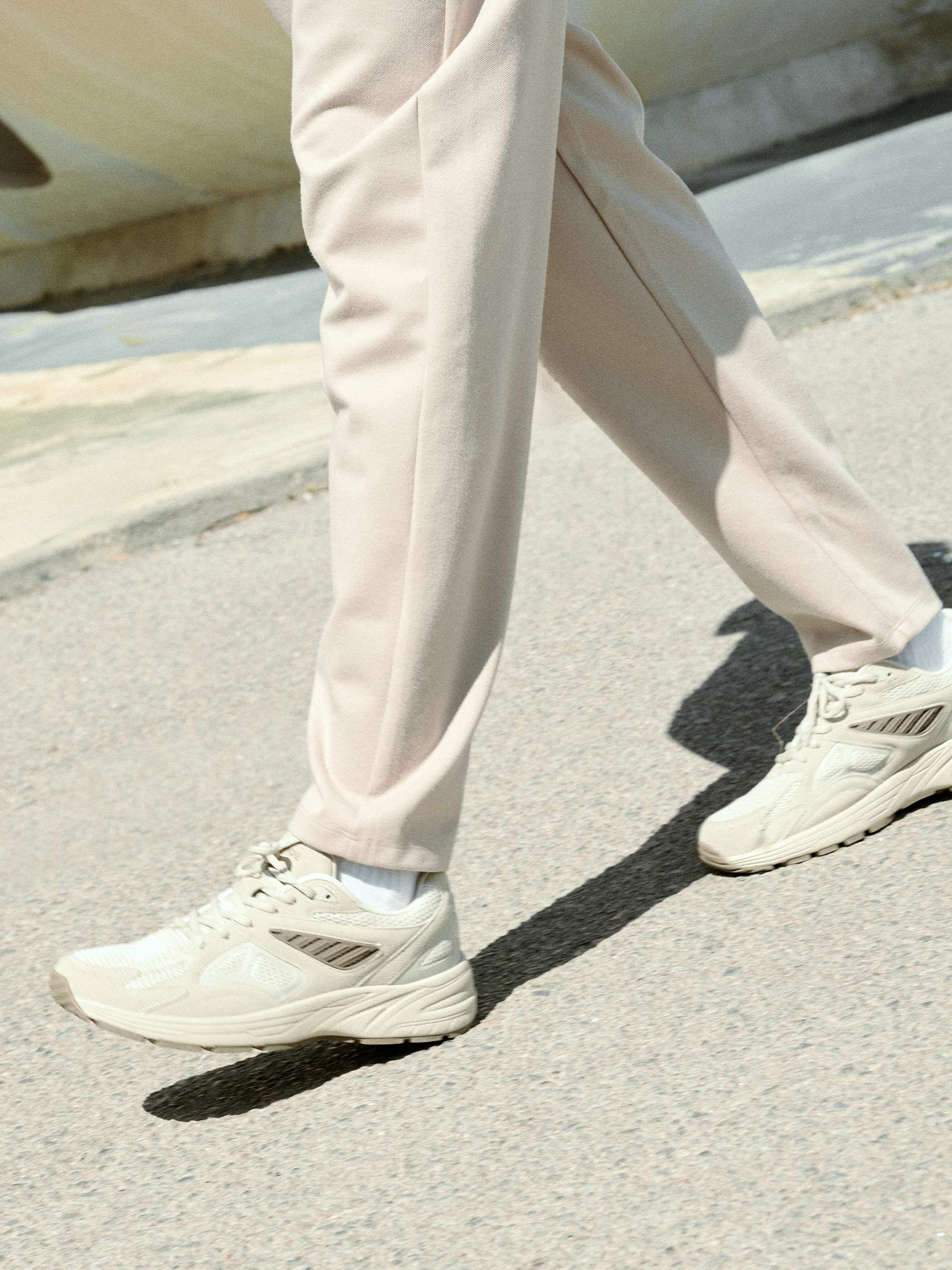 Deportiva urbana contraste beige con modelo