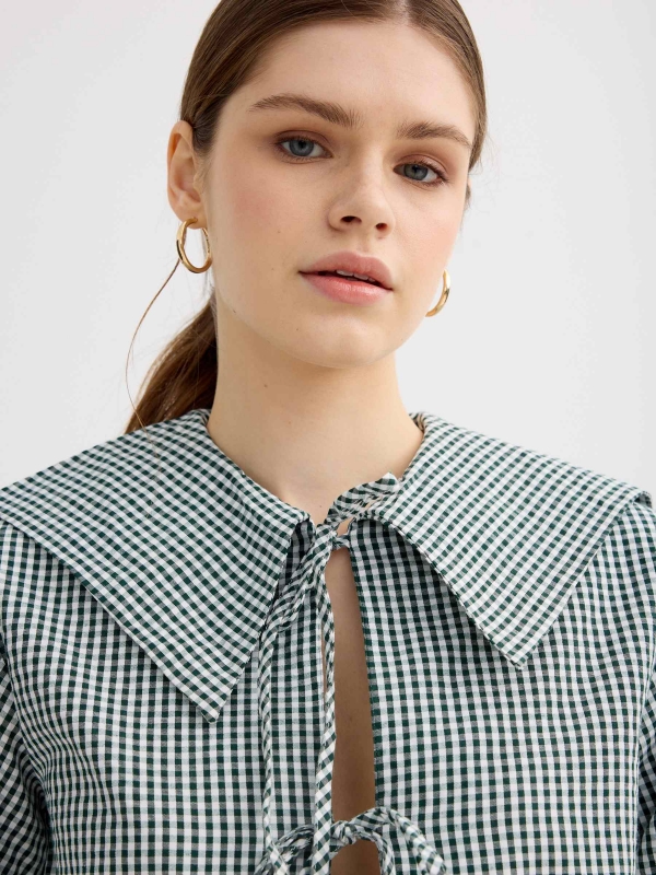 Camisa gola bebê laços verde escuro vista detalhe