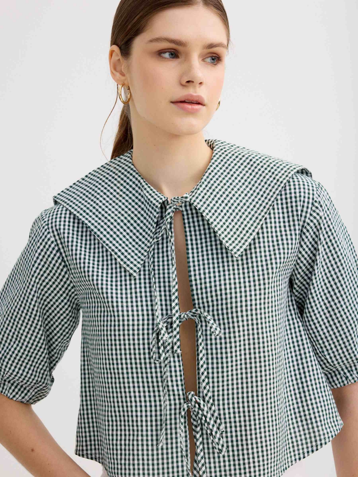 Shirt with baby collar and bows dark green detail view