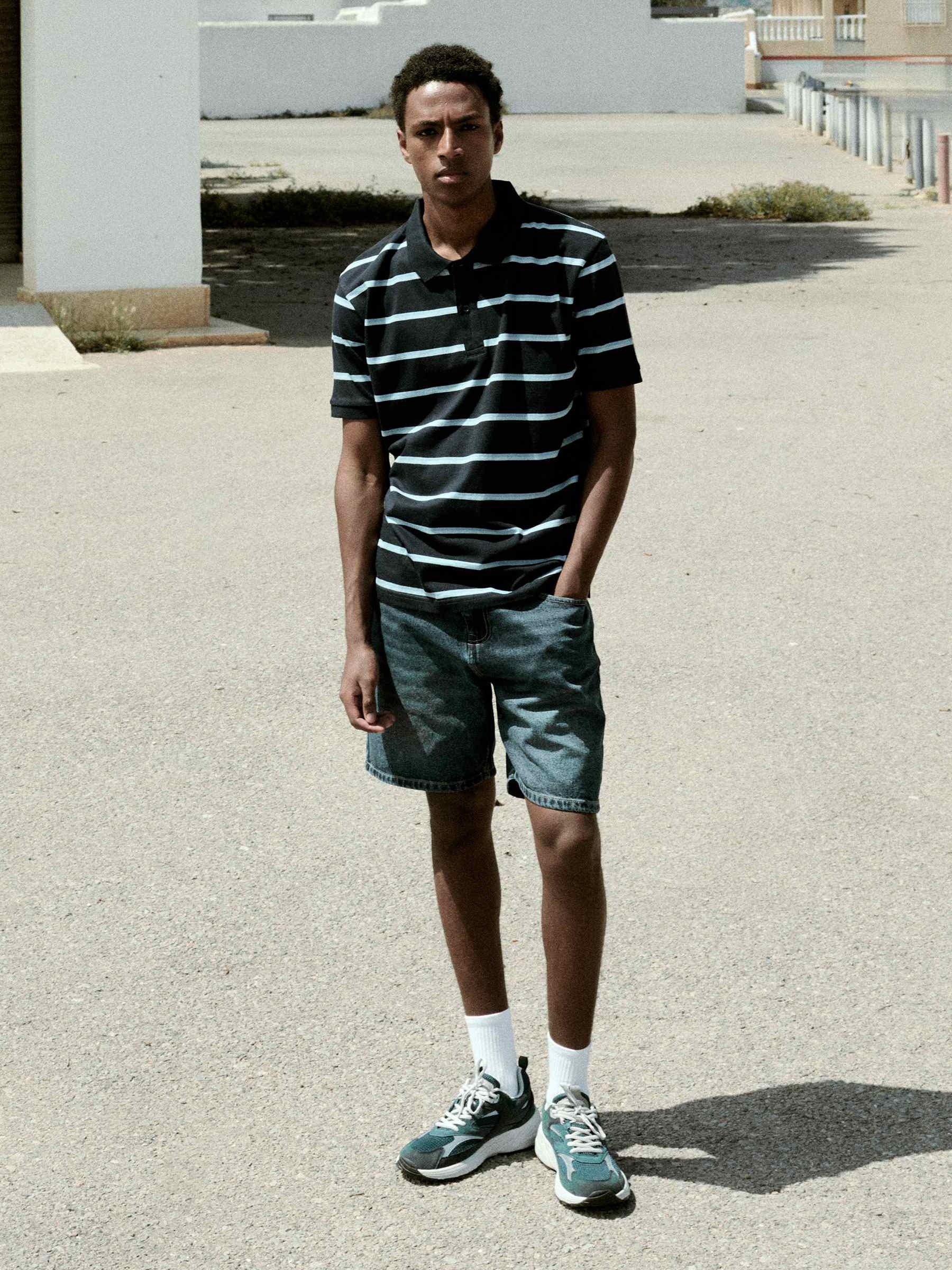 Deportiva combinada em malha azul