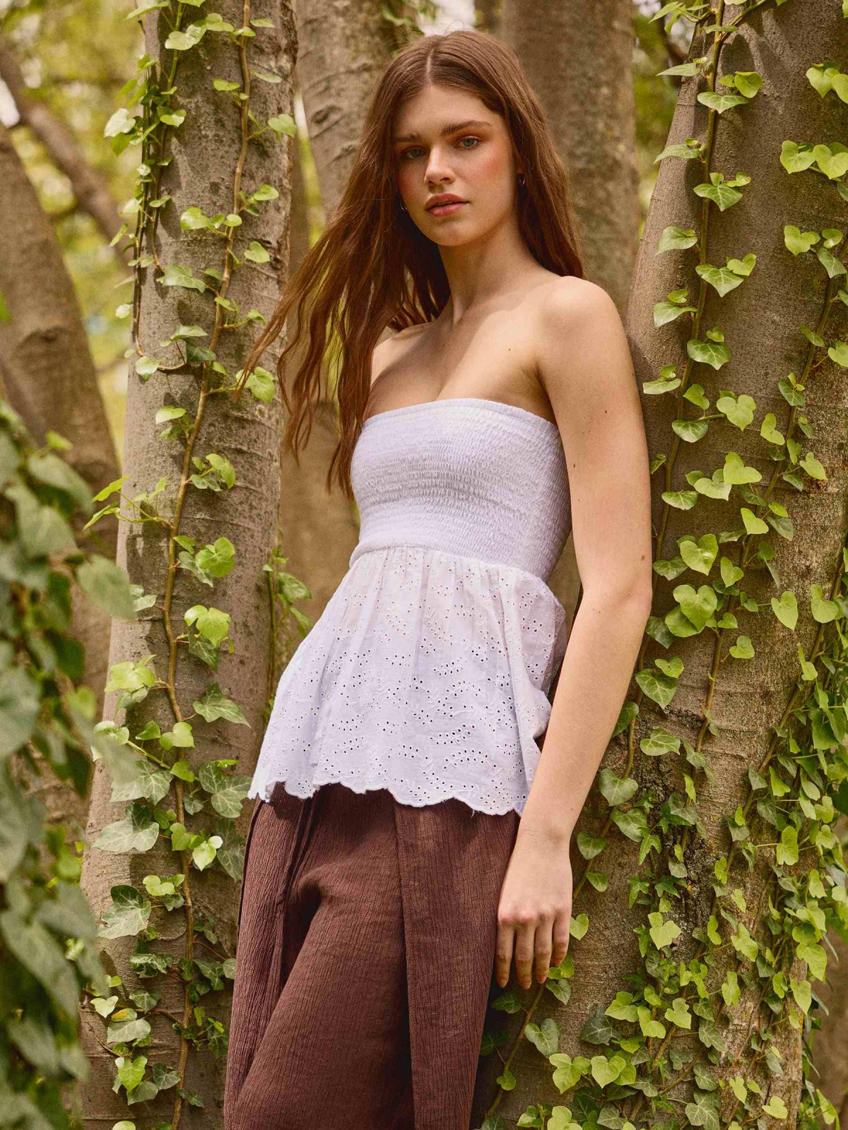 %New% Top bandeau bordado suíço com babado branco