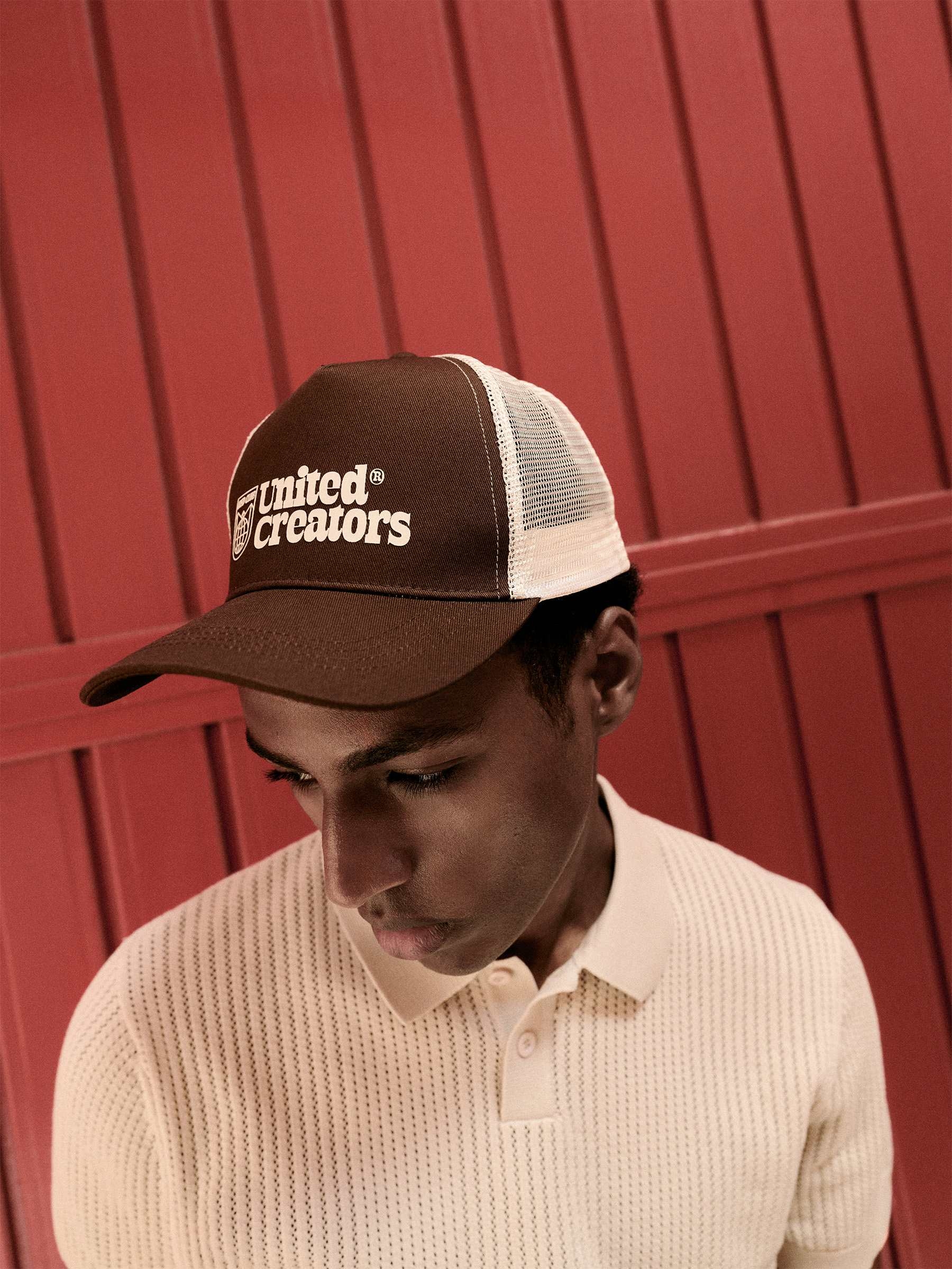 Gorra trucker united creators marrón vista lateral frontal 45º