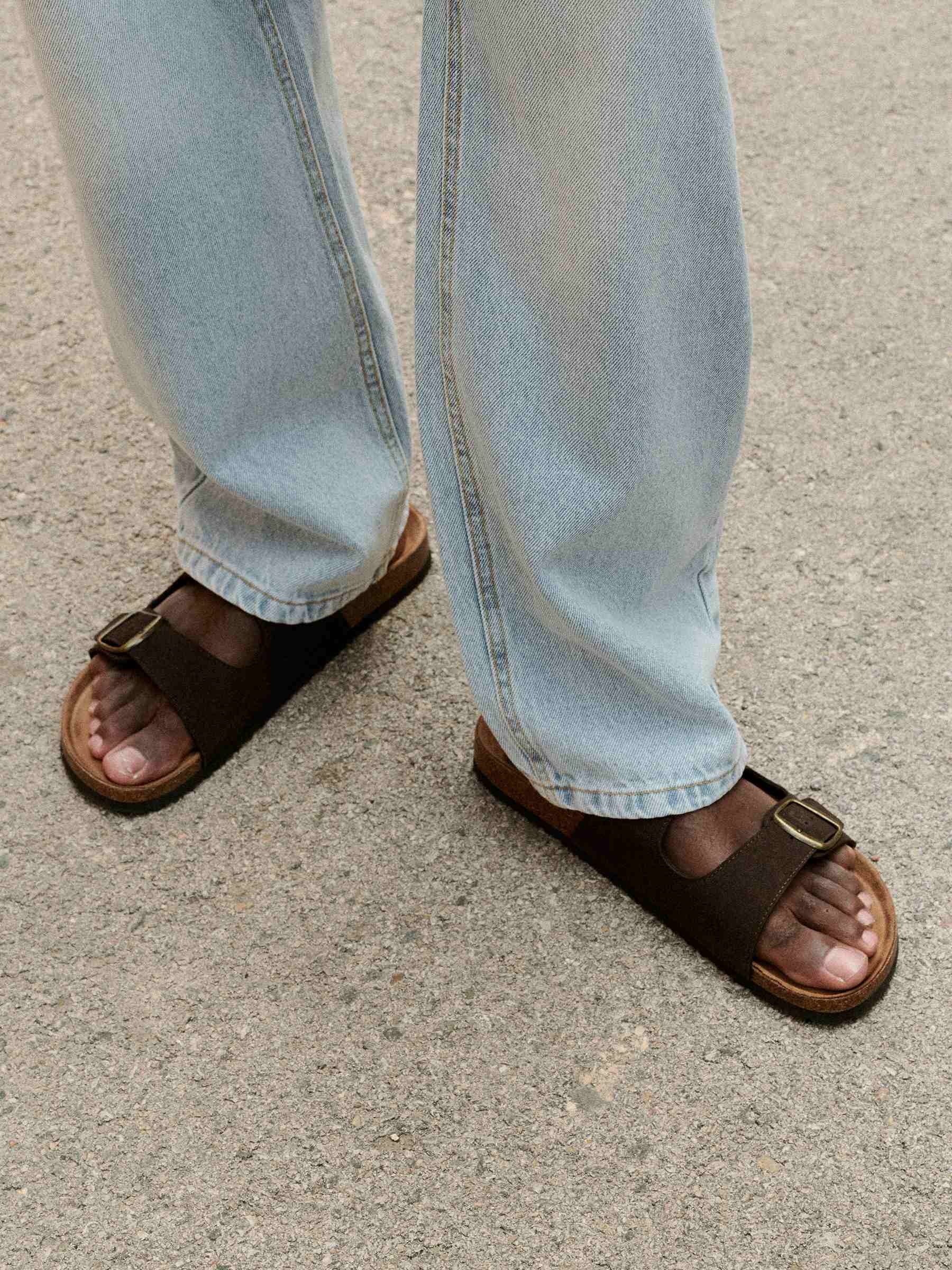 Open sandal buckles brown