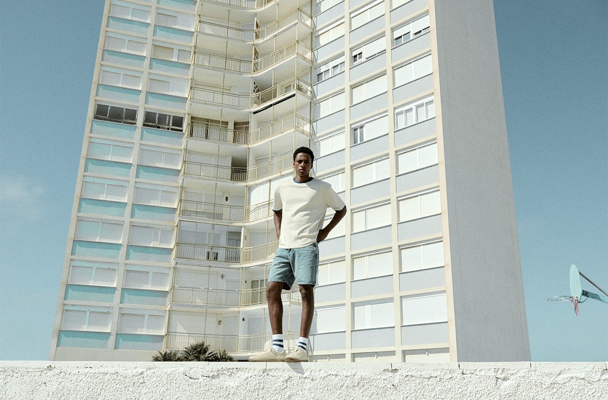 Bermuda jeans regular azul vista meia frontal