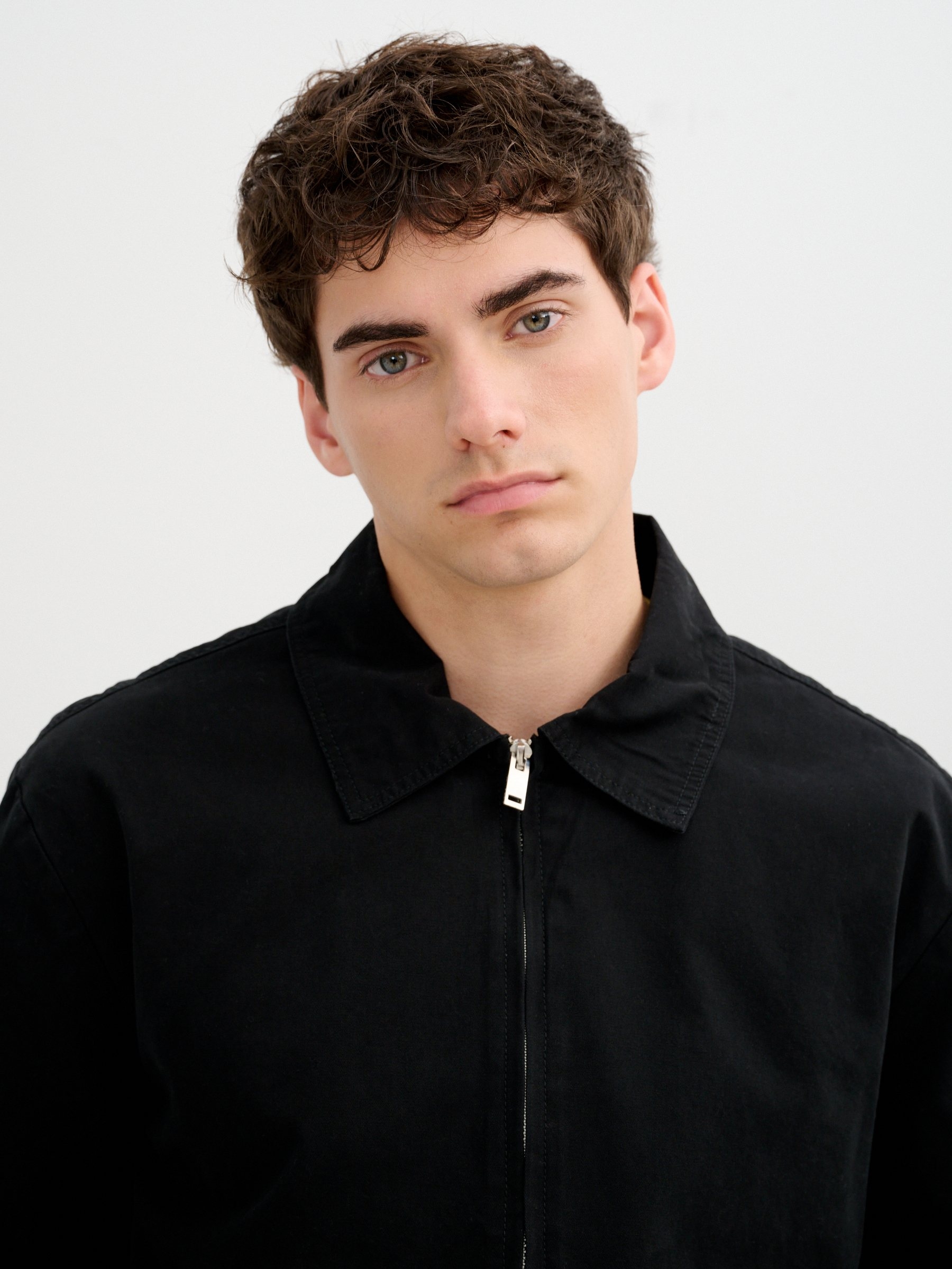 Plain jacket with zipper black middle front view