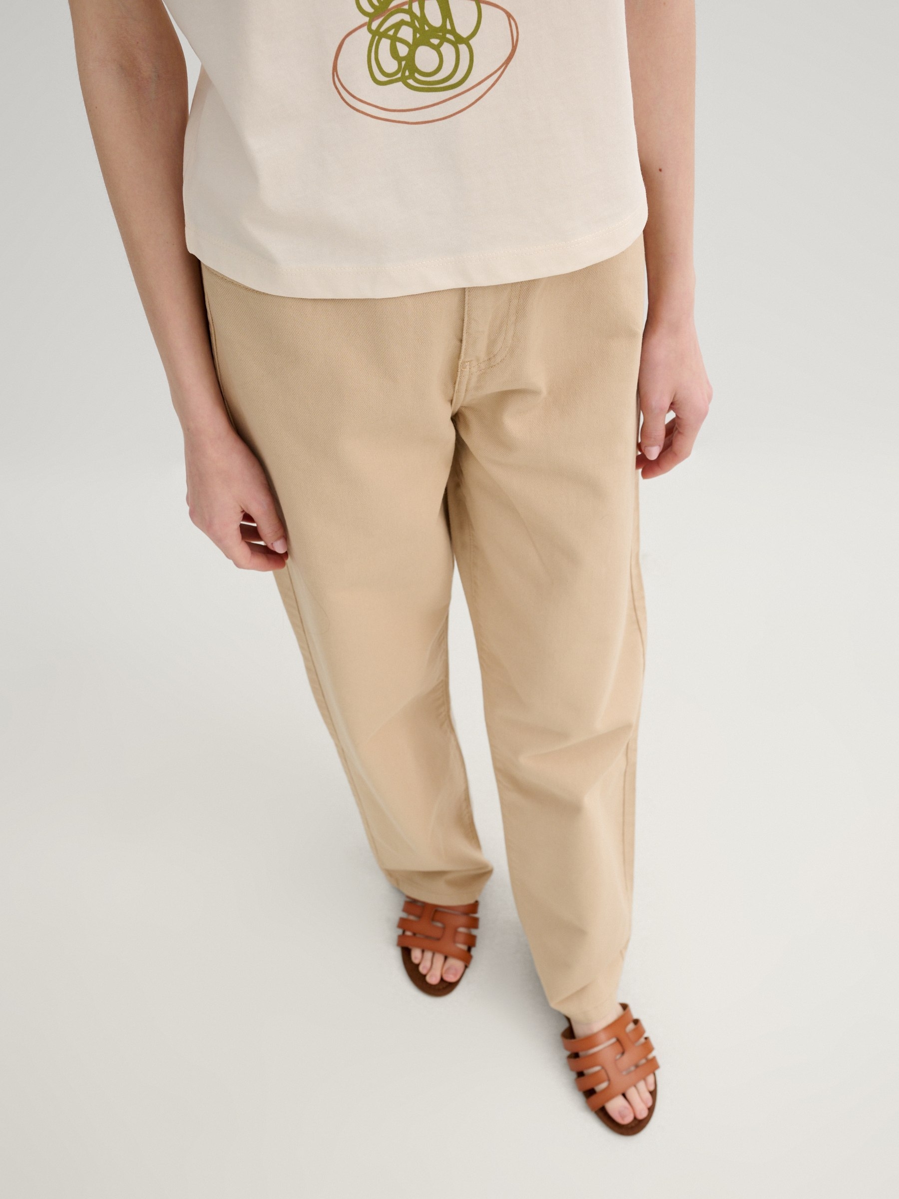 Calça reta sarja areia vista geral frontal