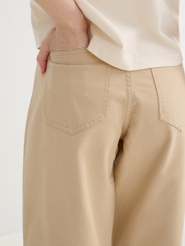 Calça reta sarja areia vista detalhe