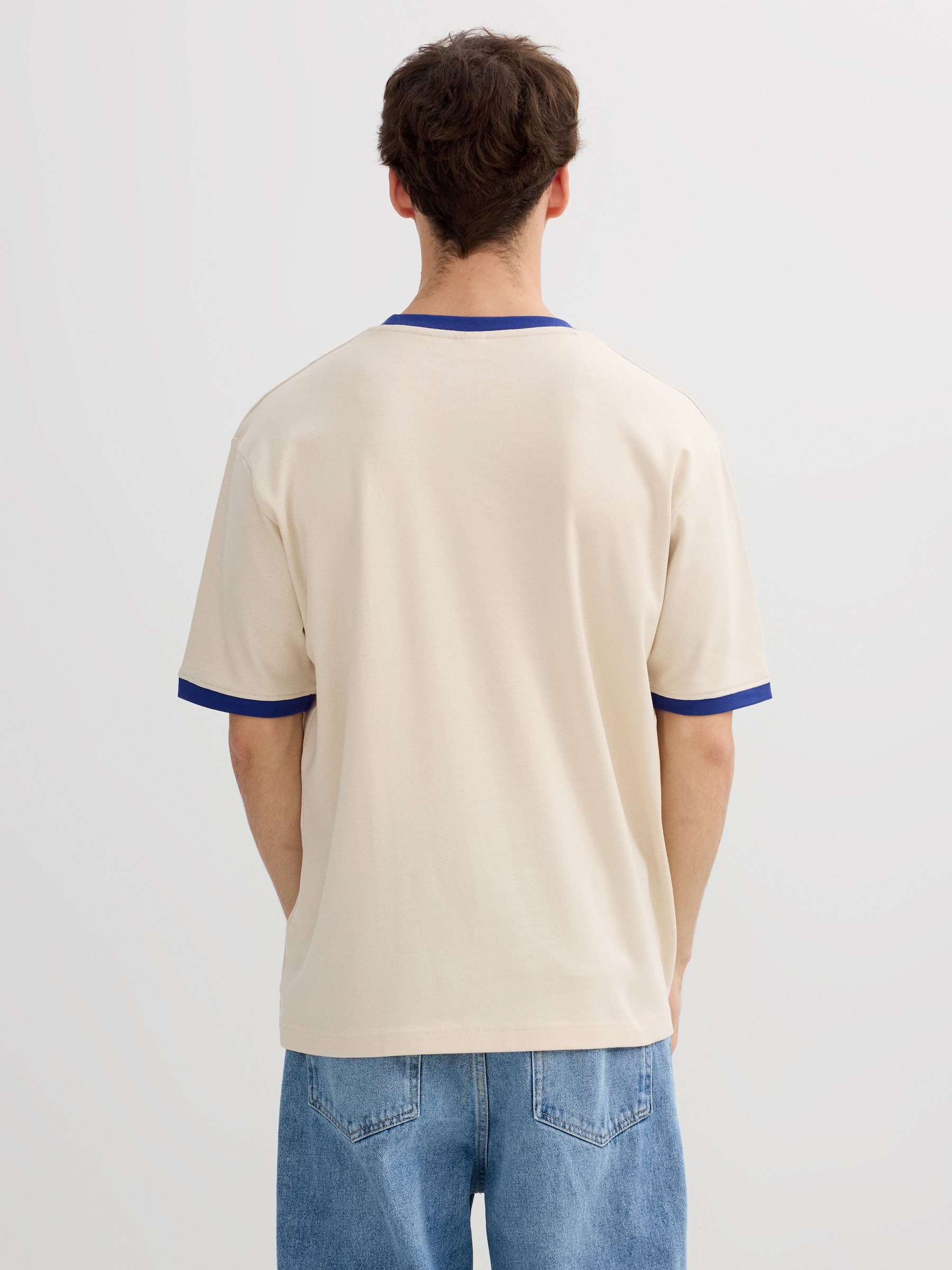 Camiseta Básica Gola Redonda crua vista meia frontal