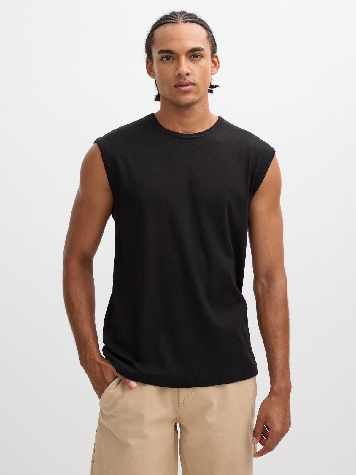 Camiseta básica sem mangas branca preto vista meia frontal