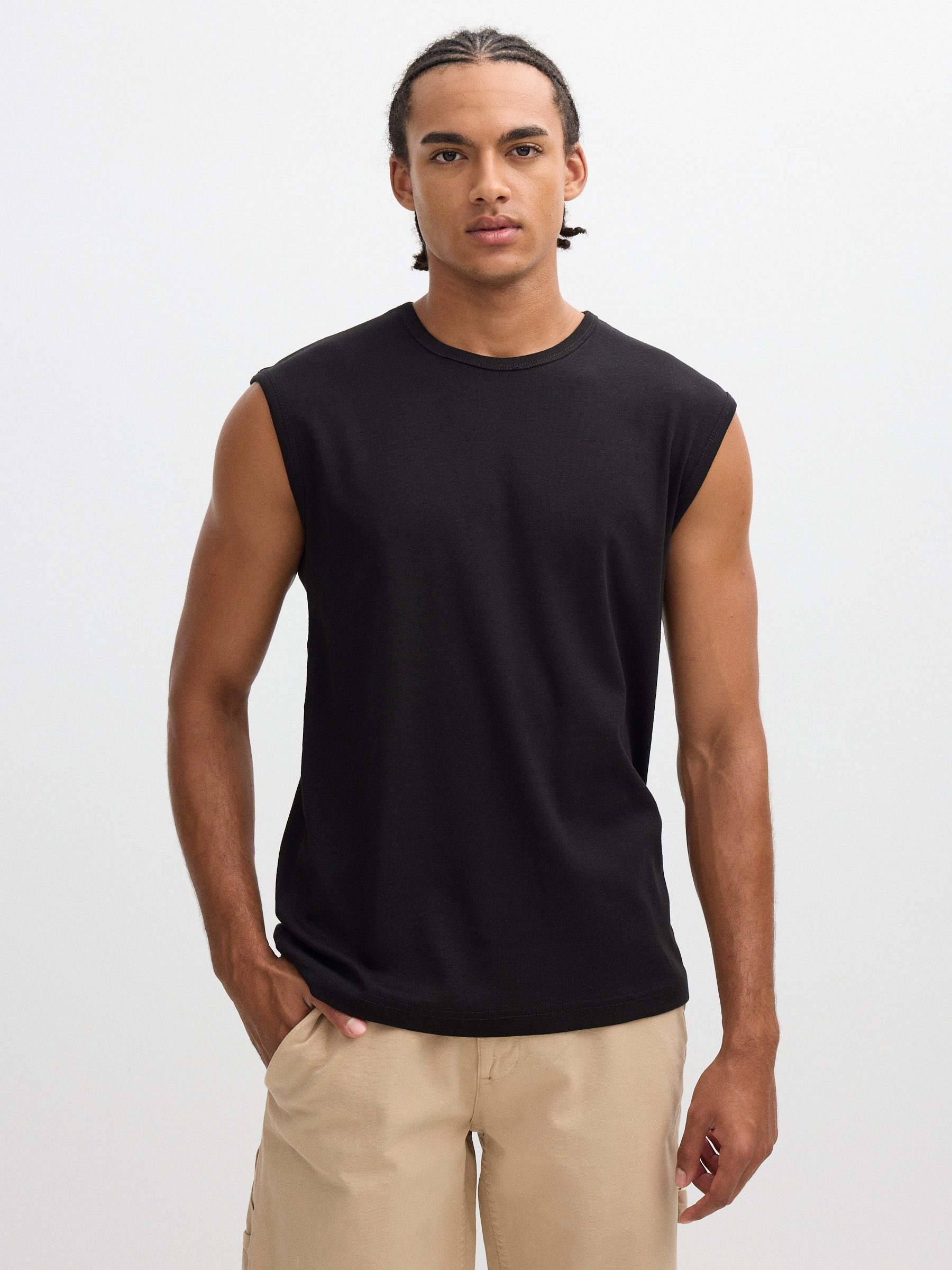 Camiseta básica sem mangas branca preto vista meia frontal