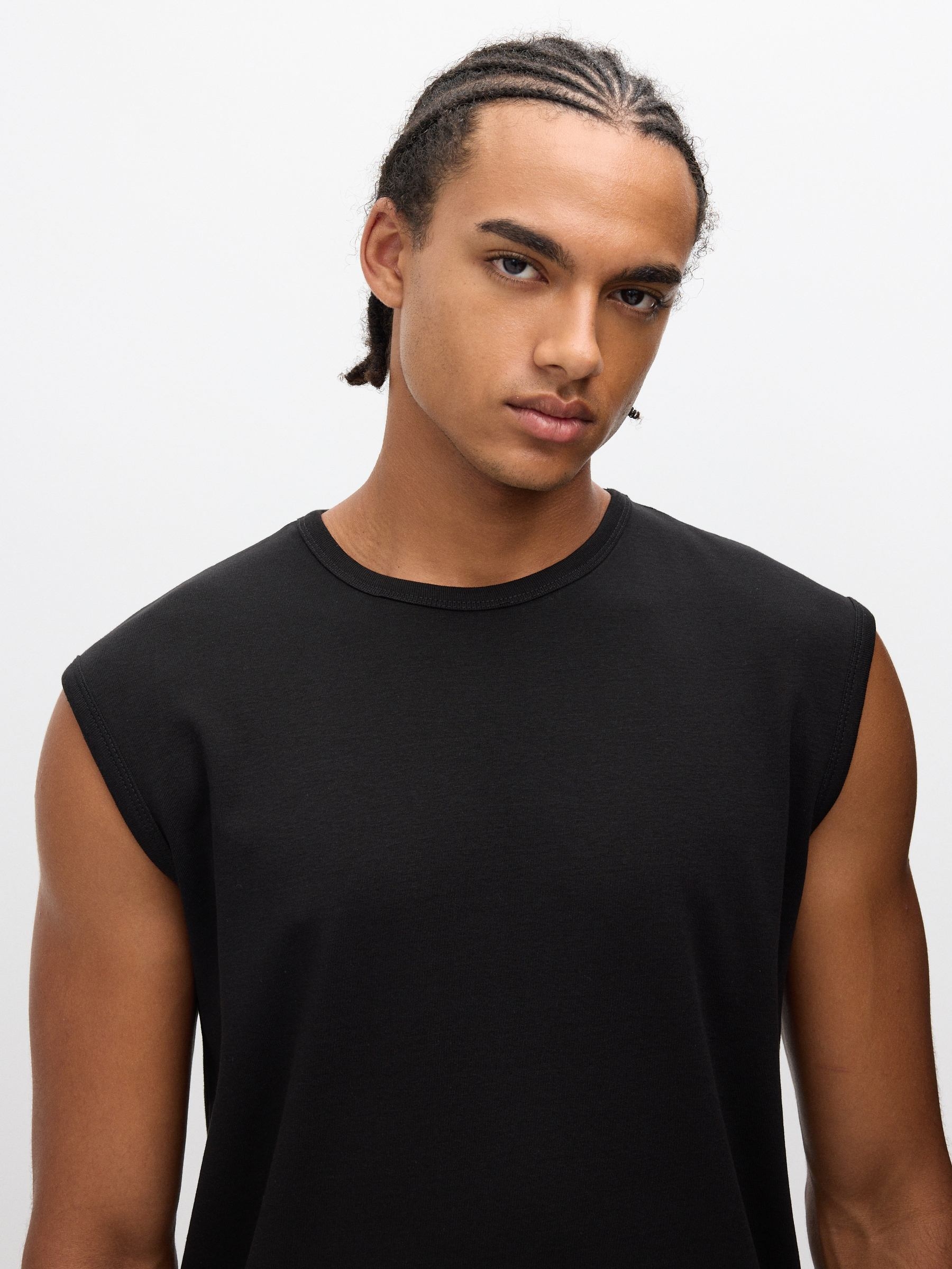Camiseta básica sem mangas branca preto vista meia frontal